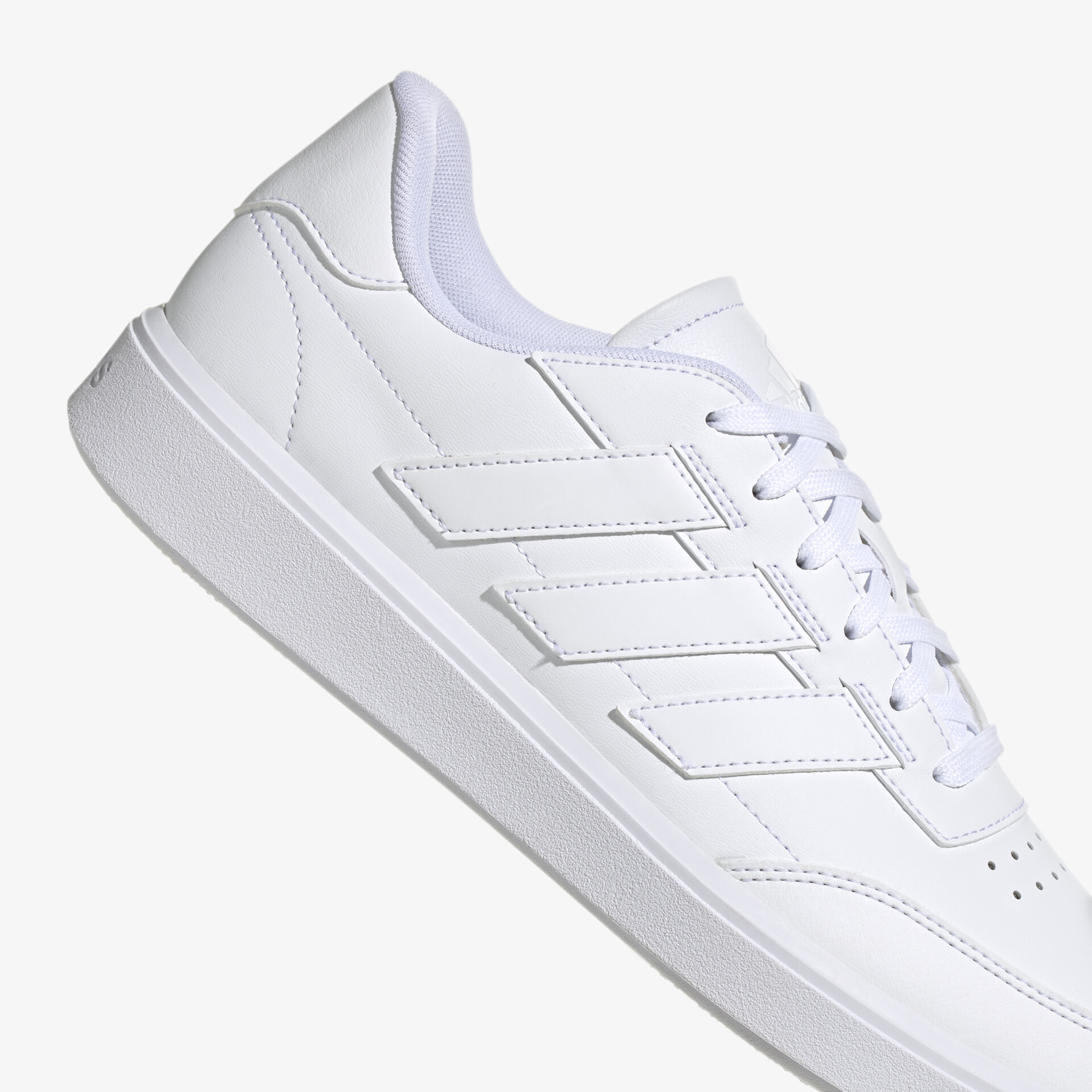 Stilvoller weißer Sneaker in Lederoptik mit klassischen Streifen und sportlichem Profil.