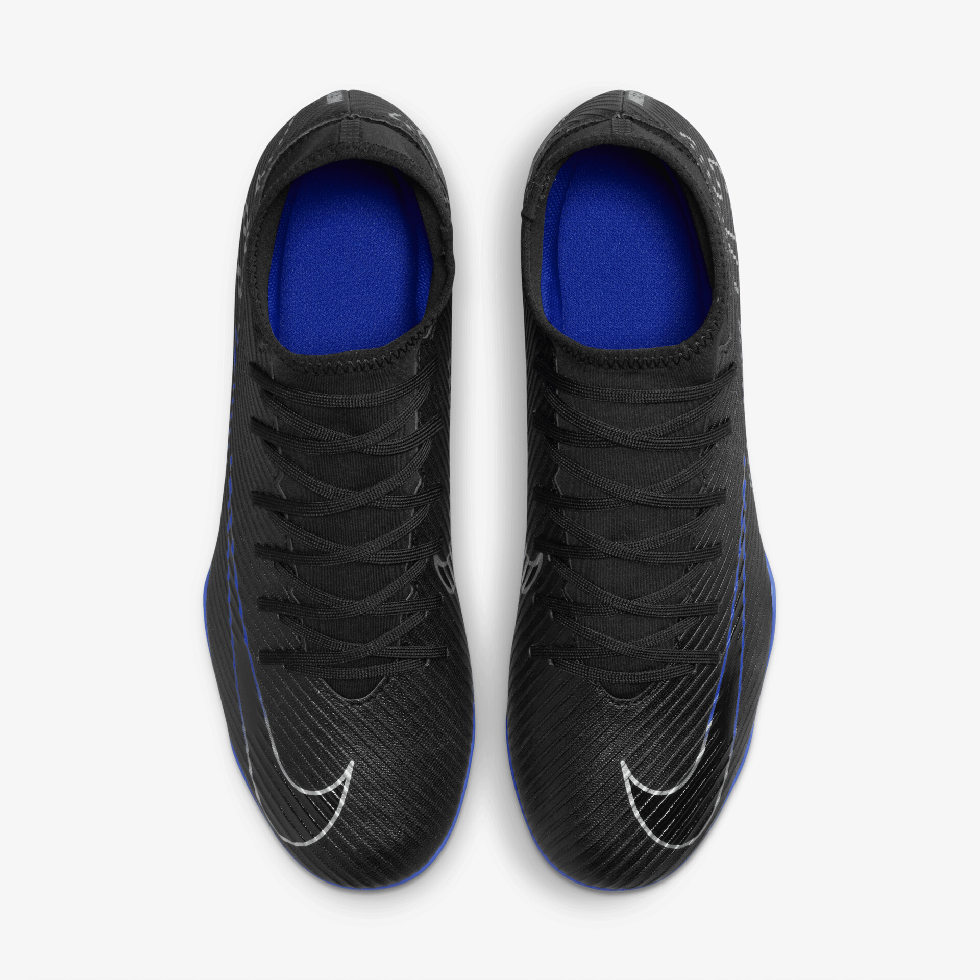 Schwarze Sportschuhe als Paar von oben mit schnürbarem Verschluss und modernem, leichtem Design