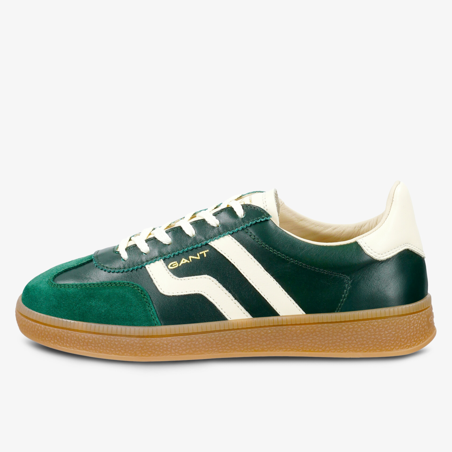 Grüner Sneaker mit weißen Zierstreifen und brauner Gummisohle, sportlich und bequem gestaltet