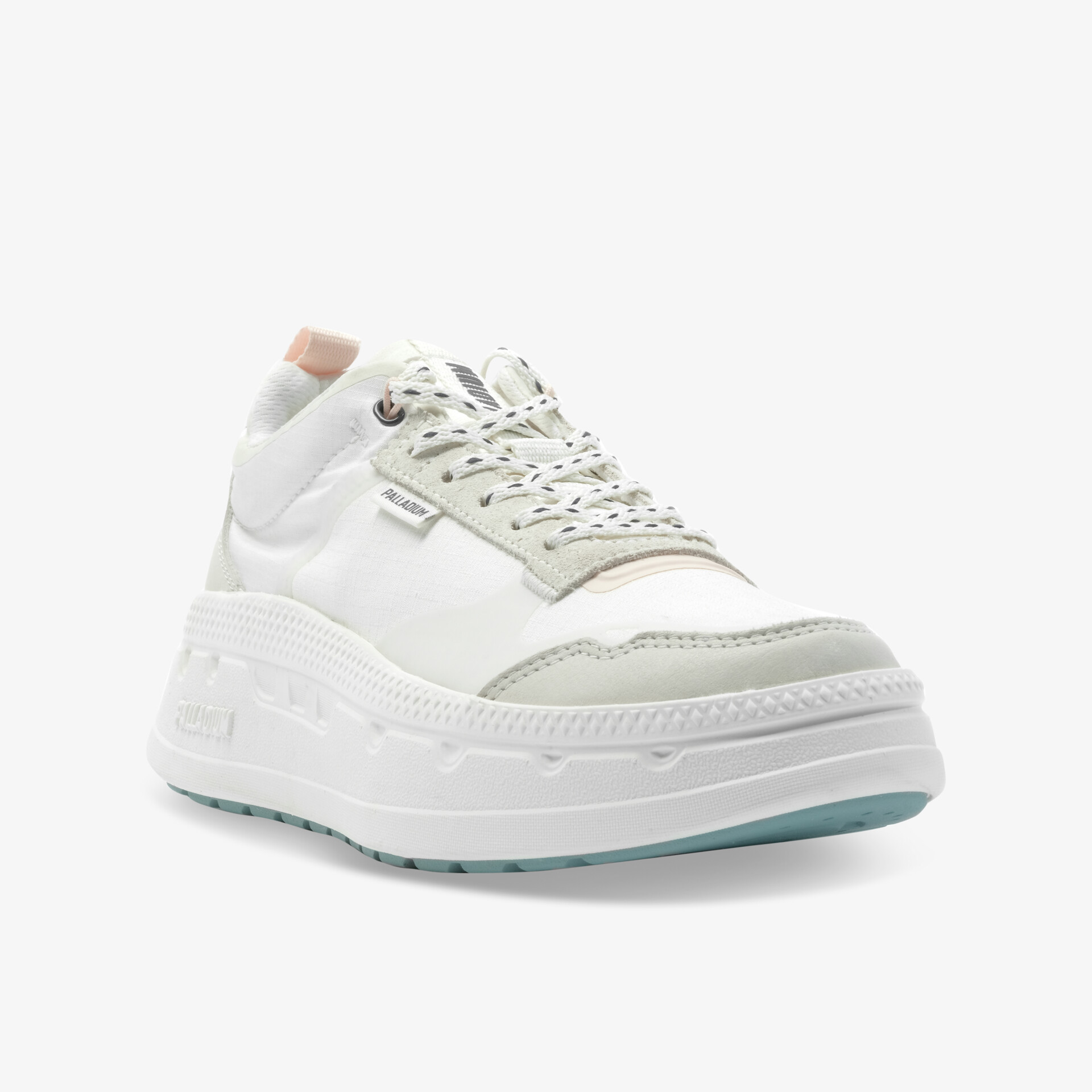 Moderner weißer Sneaker in 3/4 Ansicht, atmungsaktiv und komfortabel mit gepolstertem Schaft und rutschfester Sohle