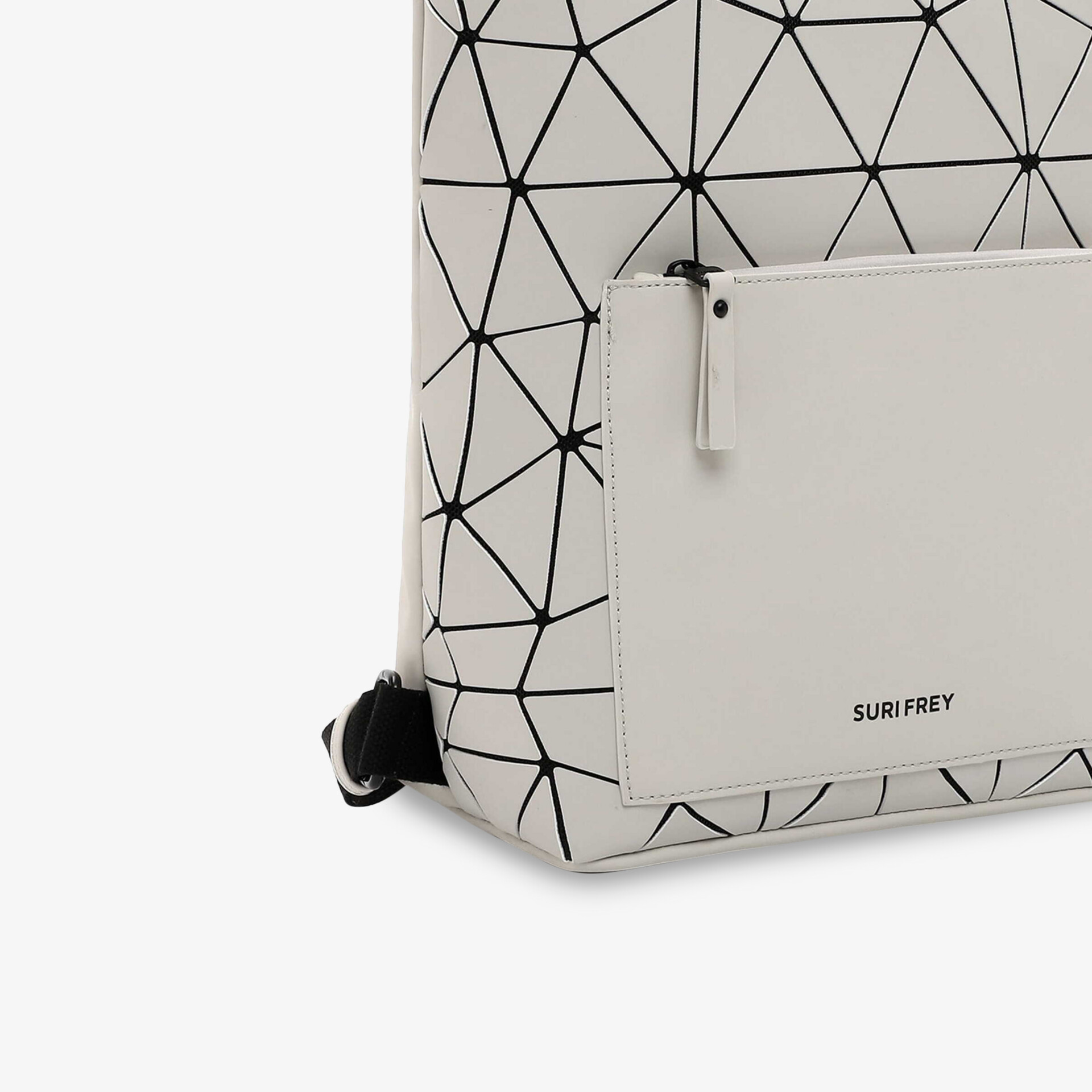 Detailansicht eines weißen Rucksacks mit geometrischem Muster und gut sichtbarem Reißverschluss vorne