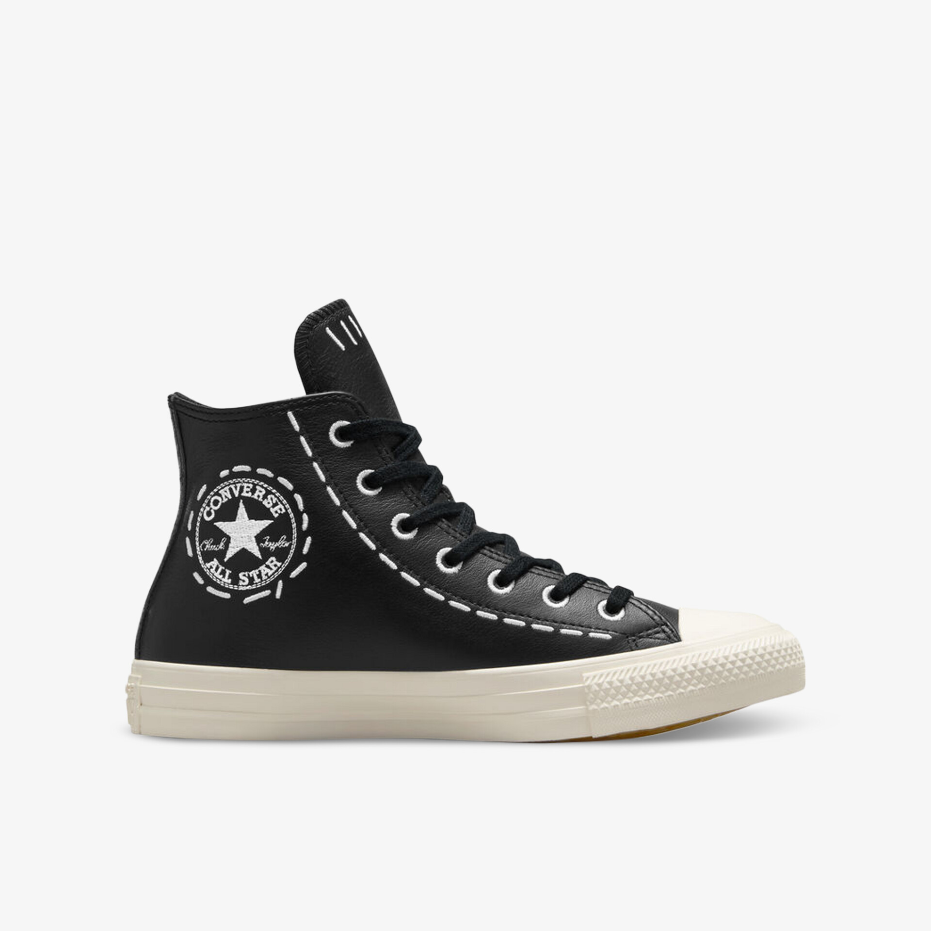 Schwarzer High-Top Sneaker mit robuster Gummisohle und klassischen Schnürsenkeln seitlich aufgenommen