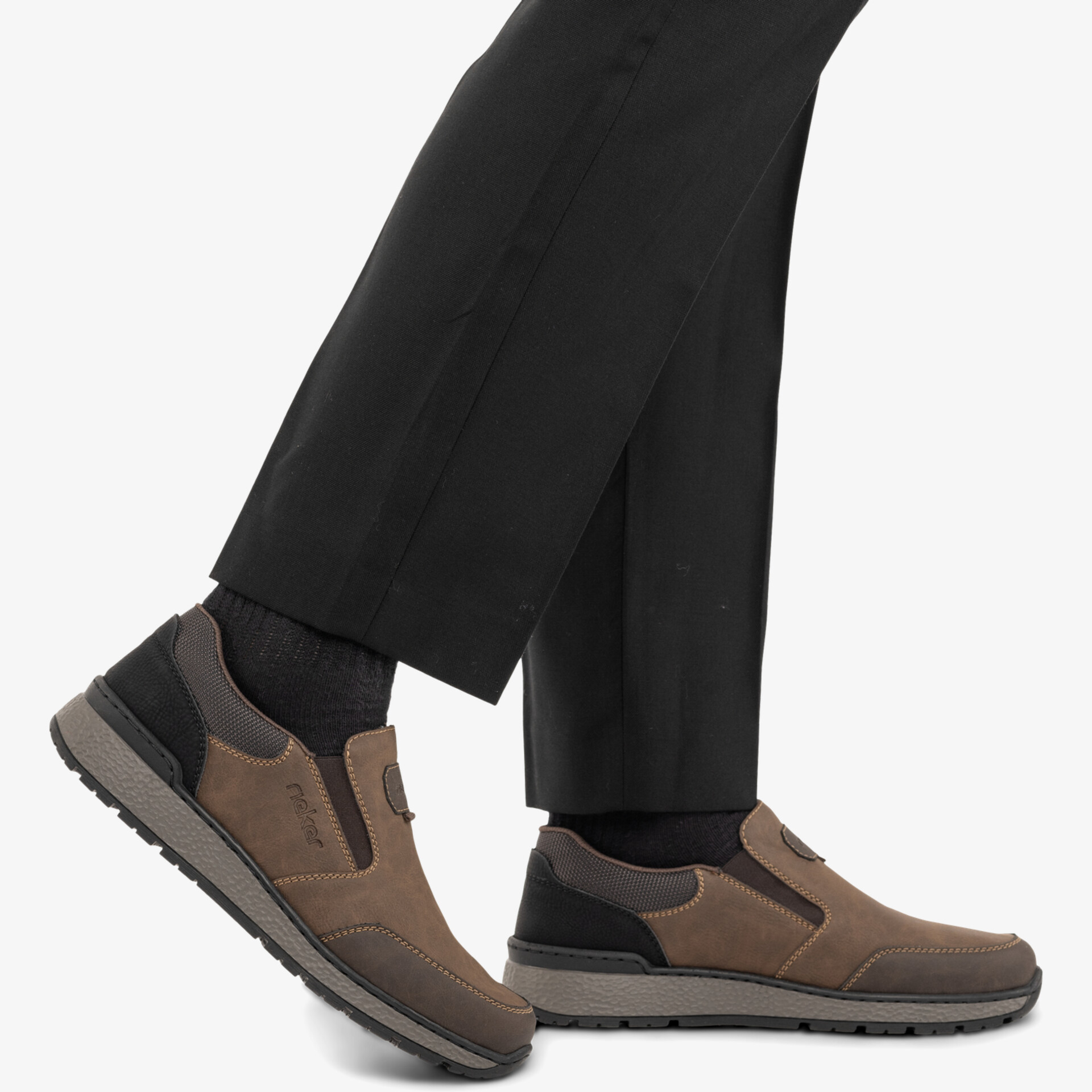 Bequeme Freizeitschuhe mit elastischen Seiteneinsätzen und rutschfester Sohle für sportlich elegante Auftritte