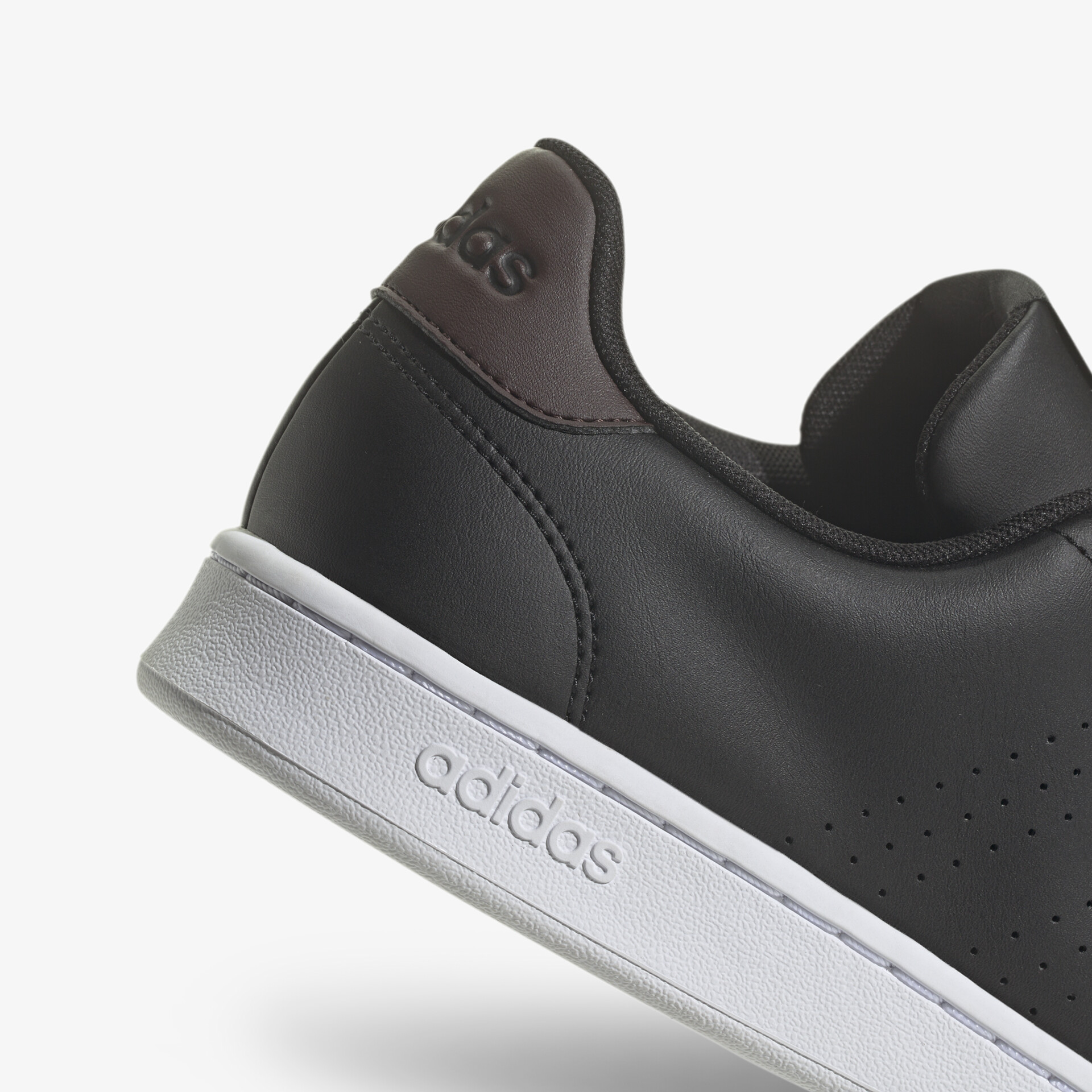 Moderner Sneaker in schwarzer Lederoptik mit rutschfester weißer Sohle für stilvolles Auftreten.