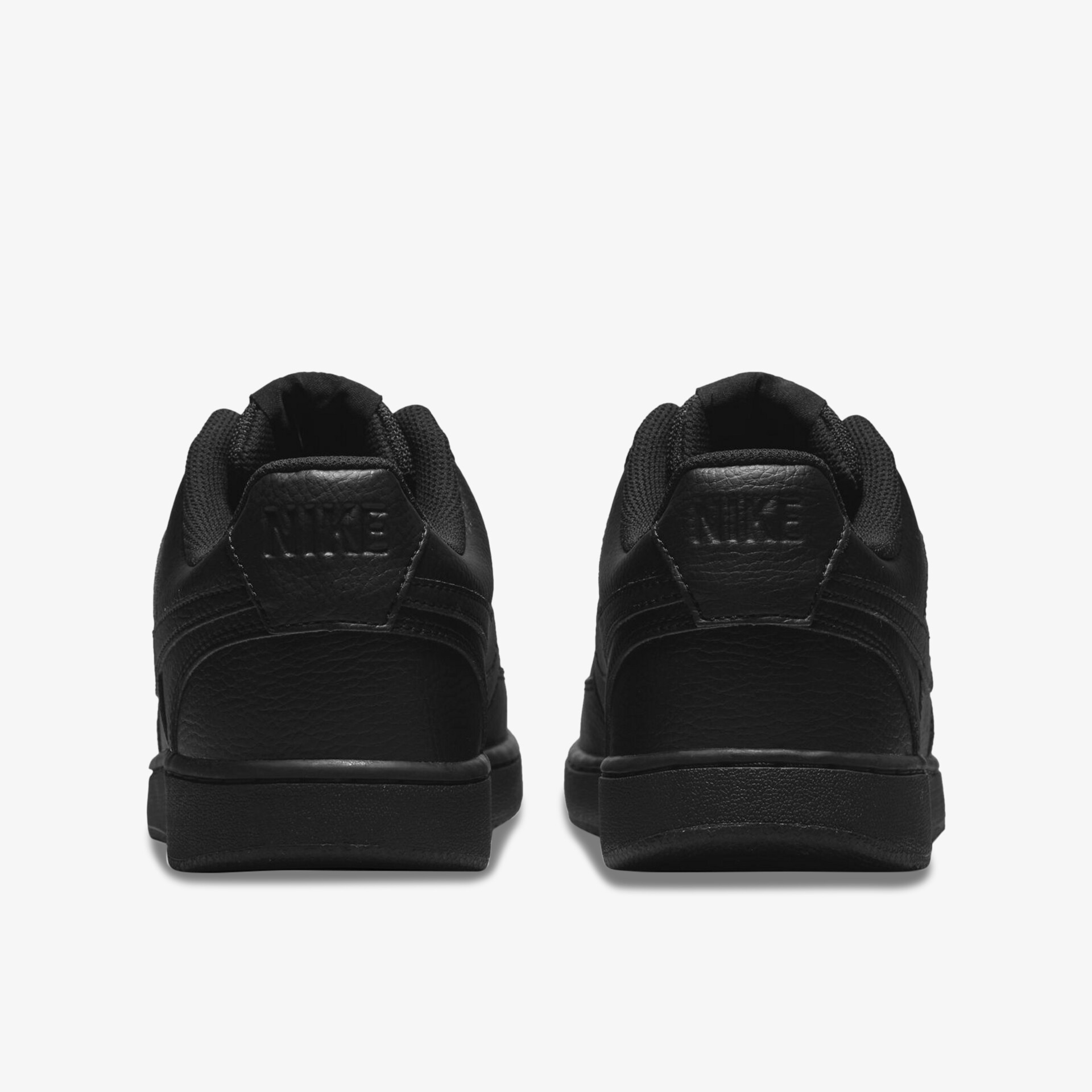 Rückansicht klassischer Sneakers mit stabiler Sohle und zeitlosem Design für sportlichen Stil.