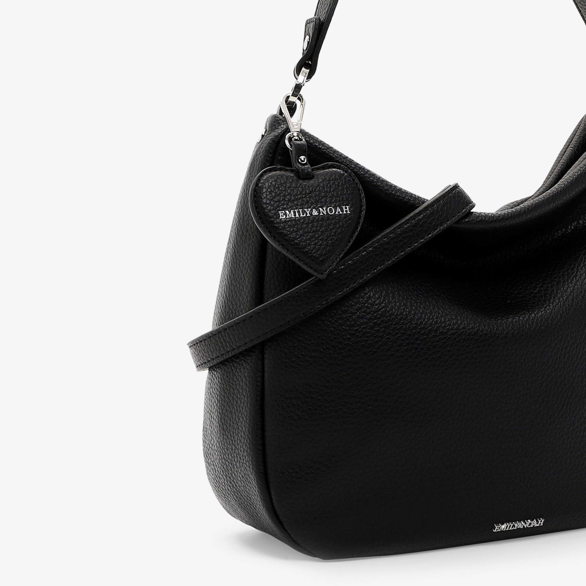 Schwarze Schultertasche Detailaufnahme weiches Material mit elegantem Logo und feinen Metallakzenten