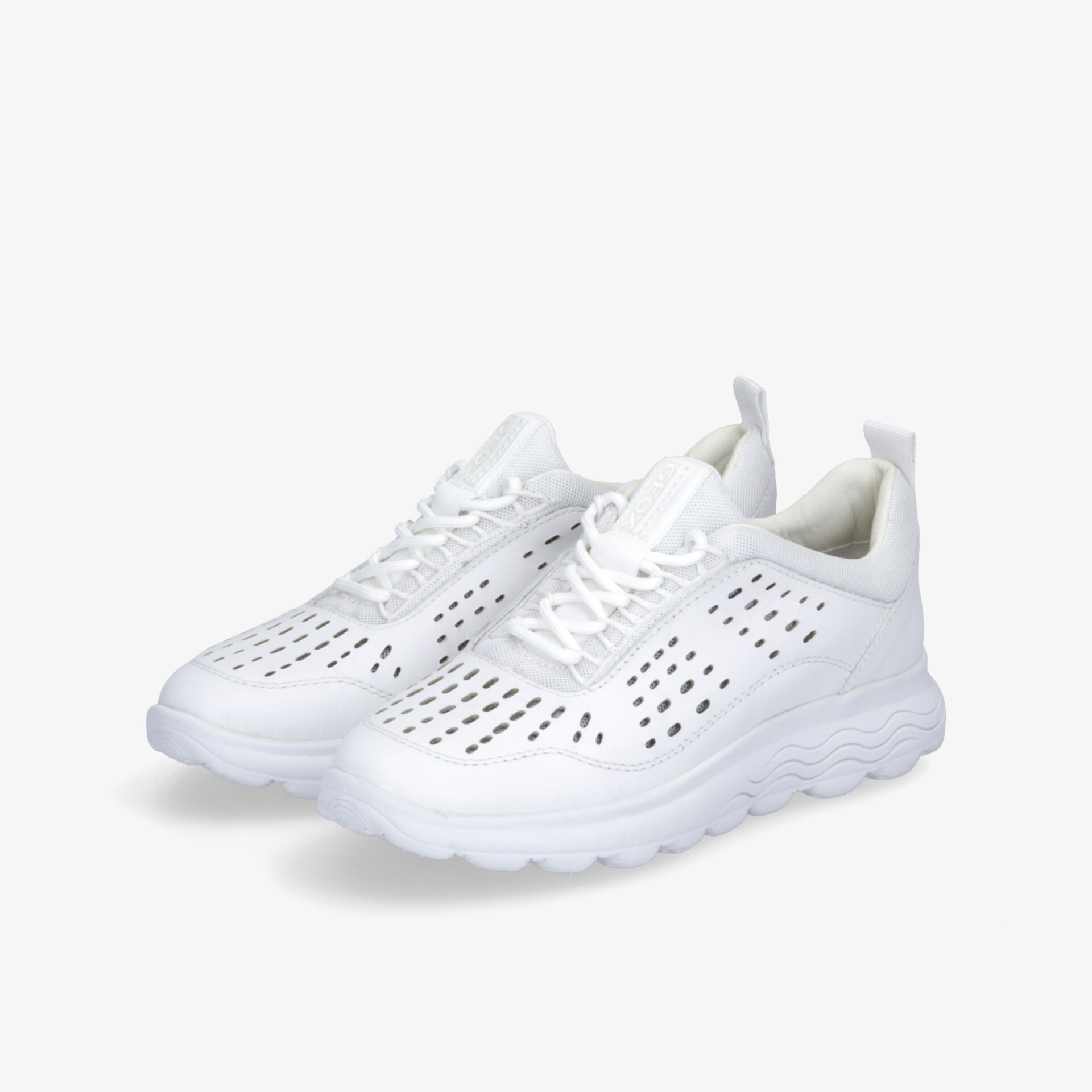 Weiße Sneaker mit perforiertem Obermaterial und robuster Sohle für optimalen Komfort.