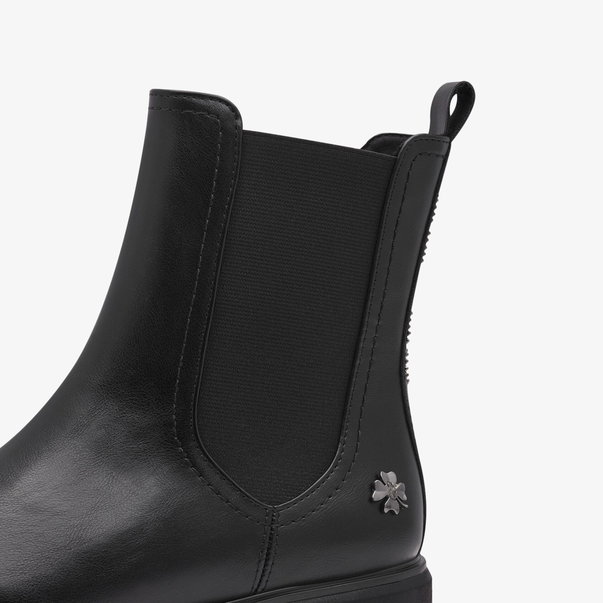 Detailaufnahme eines schwarzen Stiefels mit elastischem Einsatz und Pull-Tab für einfachen Einstieg