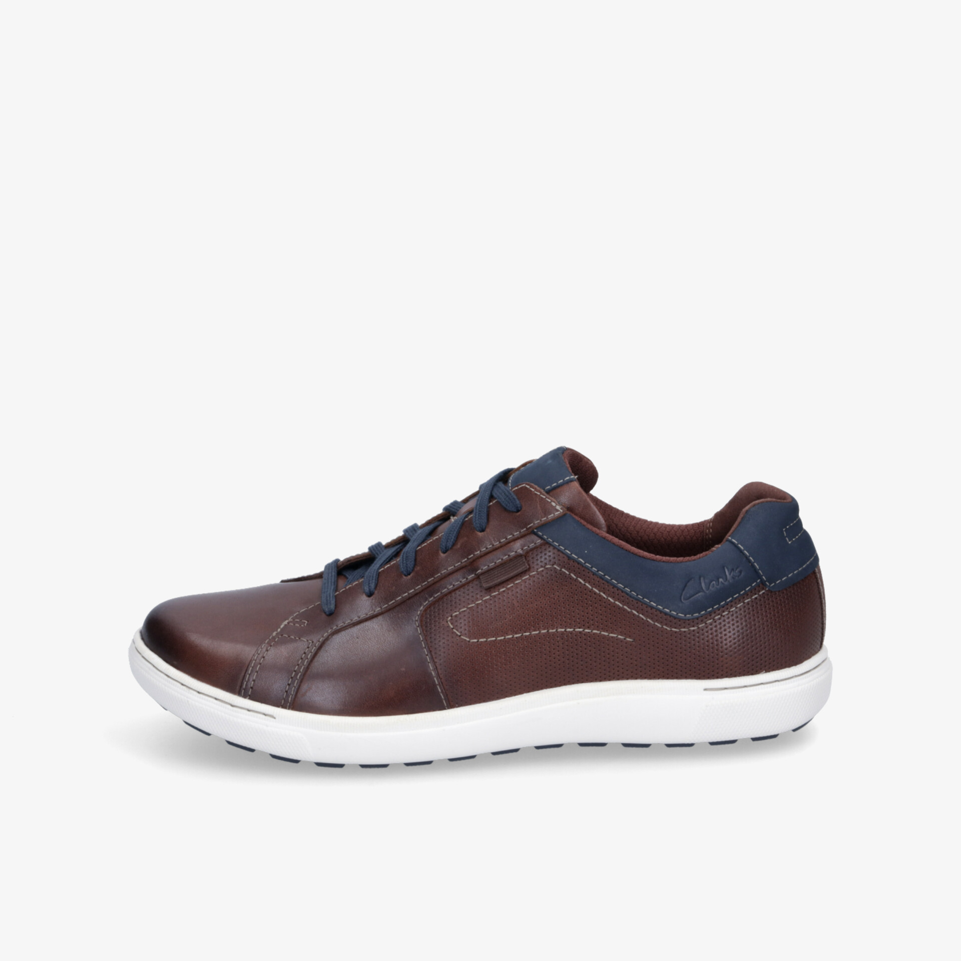 Bordeaux brauner Sneaker aus Leder mit weißer Sohle und Schnürung, seitliche klare Ansicht