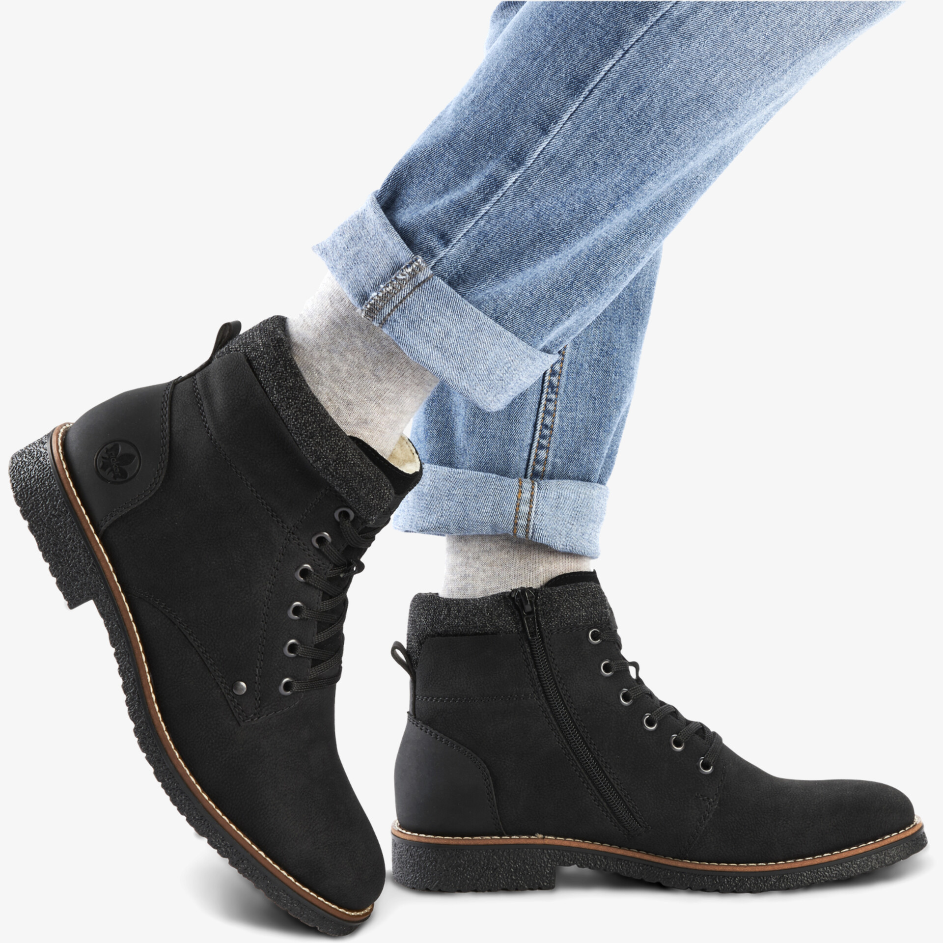 Schwarze Stiefeletten mit robuster Schnürung und gummierter Sohle, bequem und lässig für den Alltag