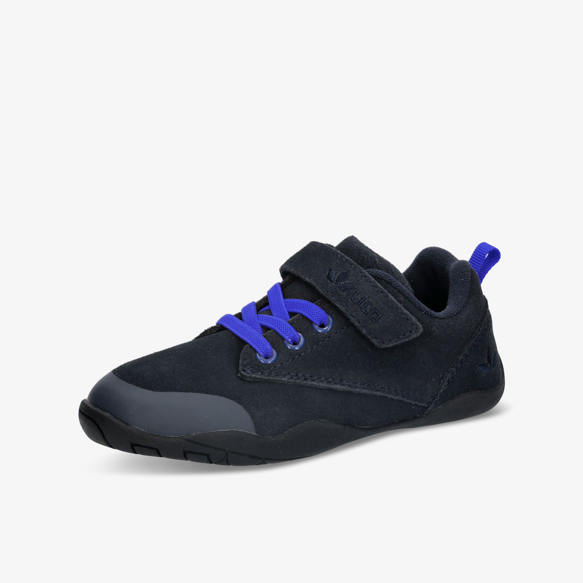 Leichter Sportschuh in schwarzer Farbe mit blauen Schnürsenkeln und einfacher Klettverschluss-Öffnung