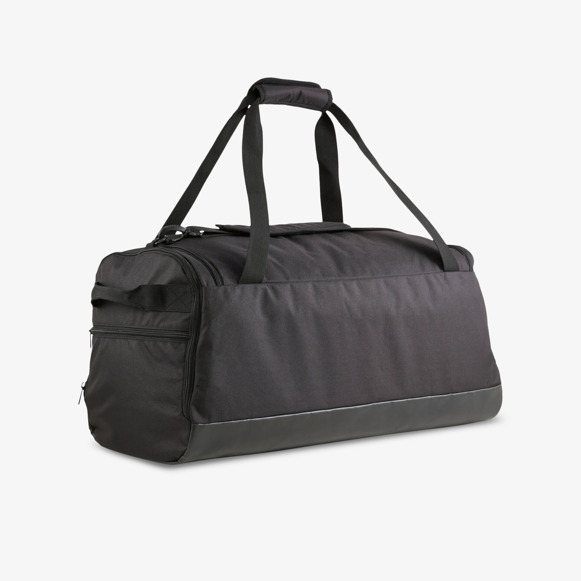 Schwarze geräumige Sporttasche aus robustem Material mit praktischem Reißverschluss seitlich sichtbar