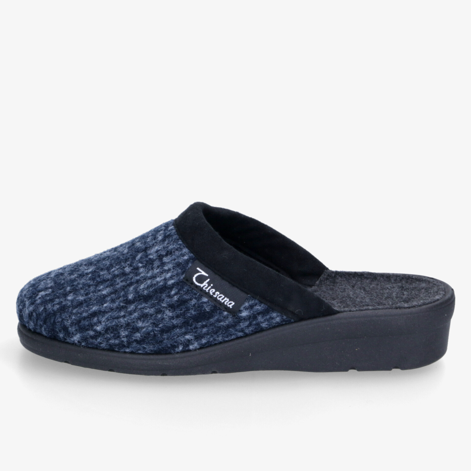 Bequemer blauer Hausschuh mit weichem Textilmaterial und rutschfester Sohle für angenehmen Tragekomfort