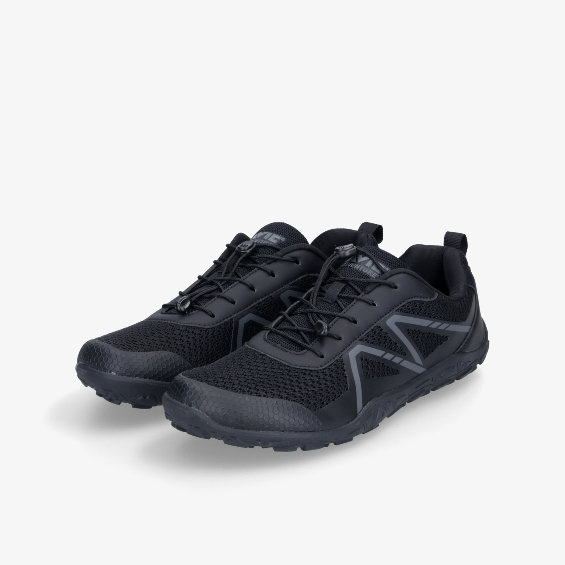 Sportliche schwarze Schuhe als Paar mit atmungsaktivem Material, rutschfester Sohle und schnürbarem Verschluss