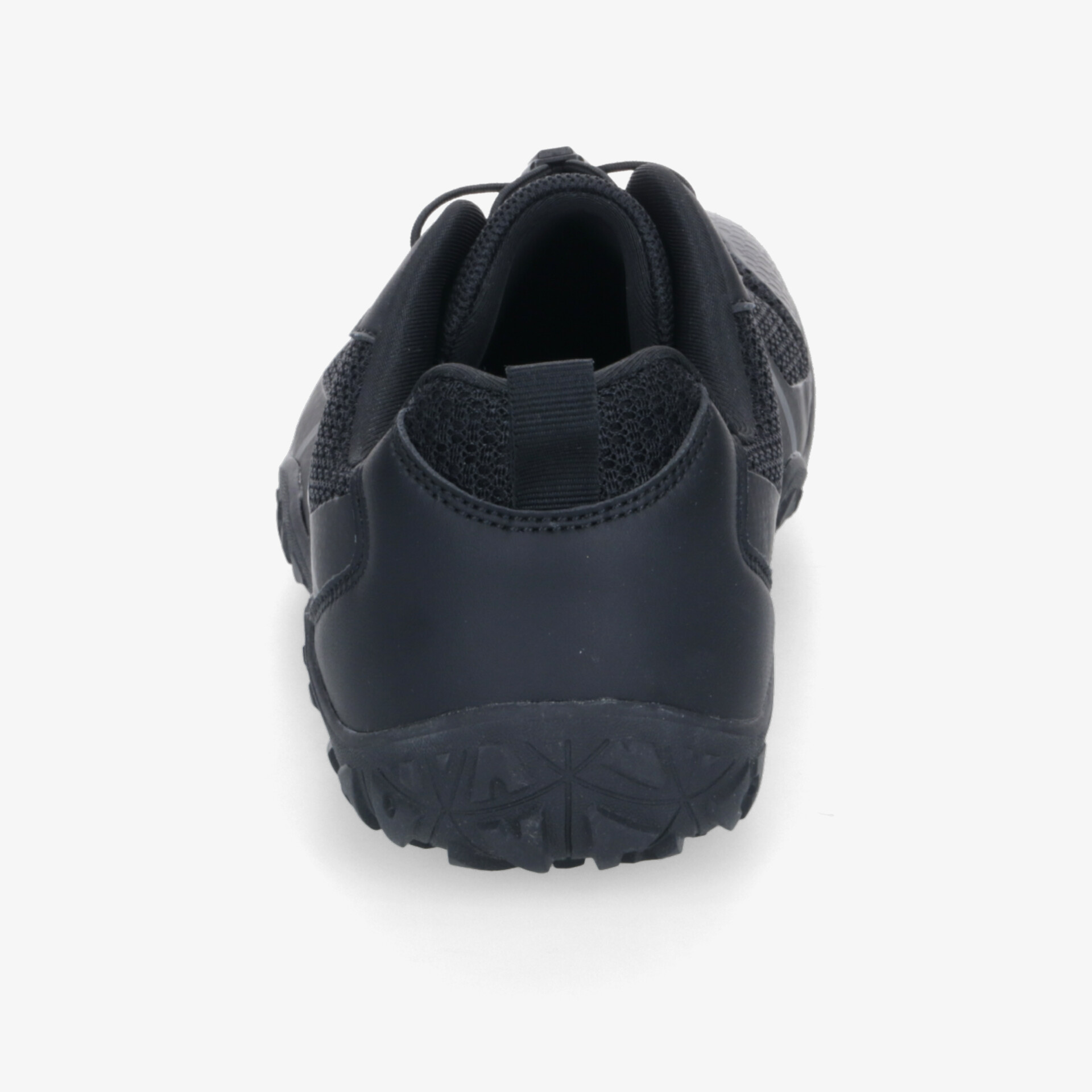 Schwarzer sportlicher Schuh mit rutschfester Profilsohle und komfortablem Fersenbereich, ideal für Aktivität