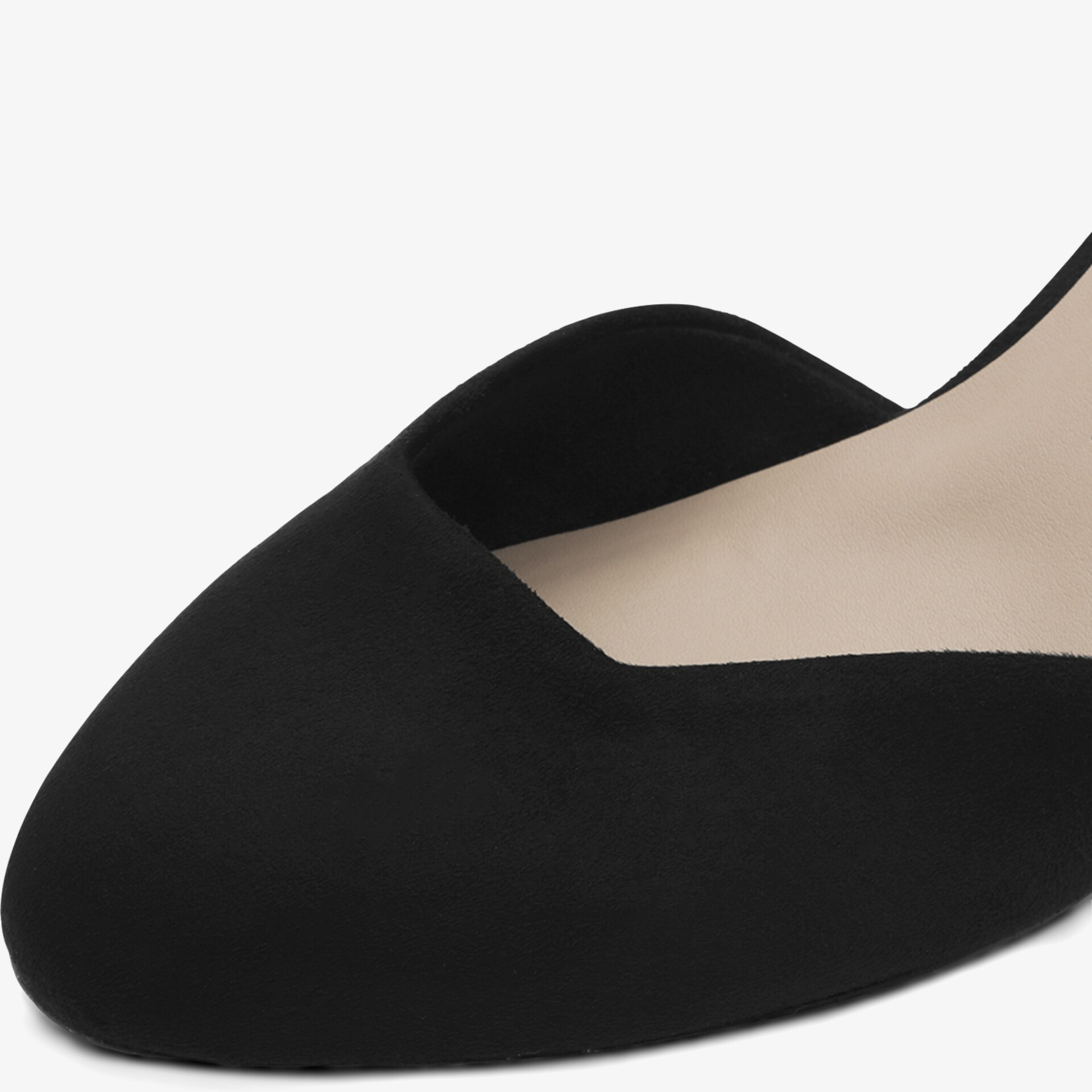 Detailaufnahme eines schwarzen Pumps mit spitzer Vorderseite und feiner Naht für eleganten Look