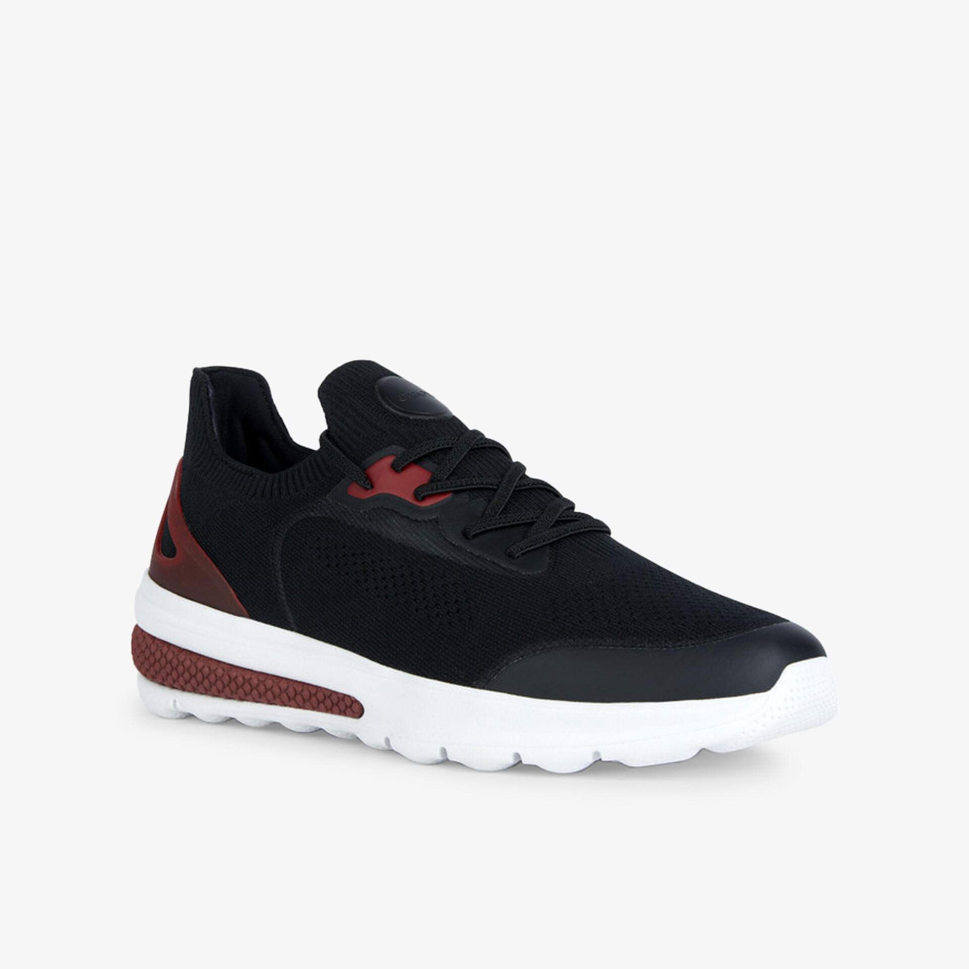 Moderner schwarzer Sneaker mit rotem Akzent und weißer Sohle, ideal für Sport und Freizeit.