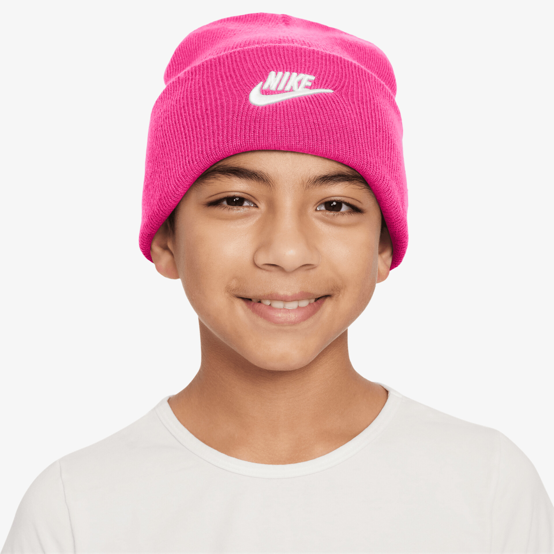 Kind trägt bequeme, warme rosa Nike Strickmütze mit weißem Logo frontal sichtbar
