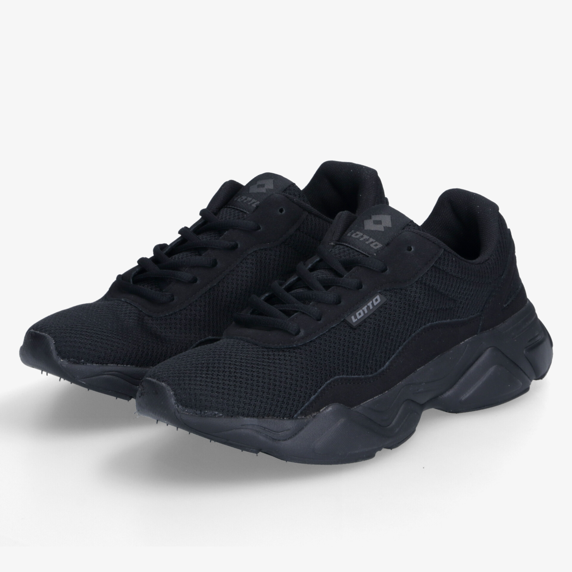 Sportlicher schwarzer Sneaker mit atmungsaktivem Material und robuster, rutschfester Sohle im modernen Design