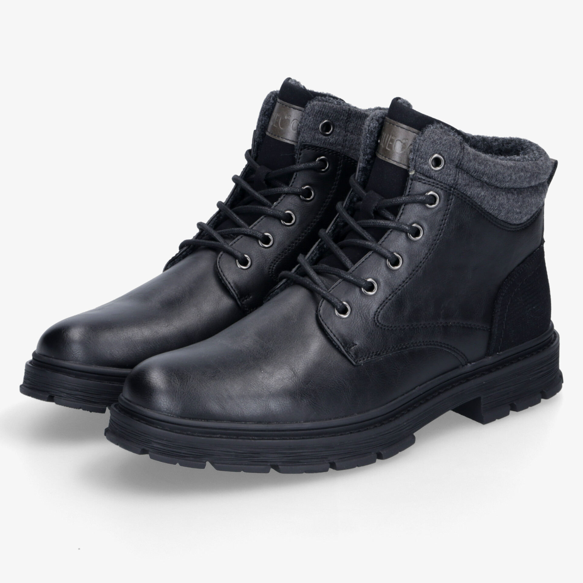 Stilvolle schwarze Lederboots mit robuster Sohle und klassischem Schnürdesign, perfekt für vielseitige Outfits.