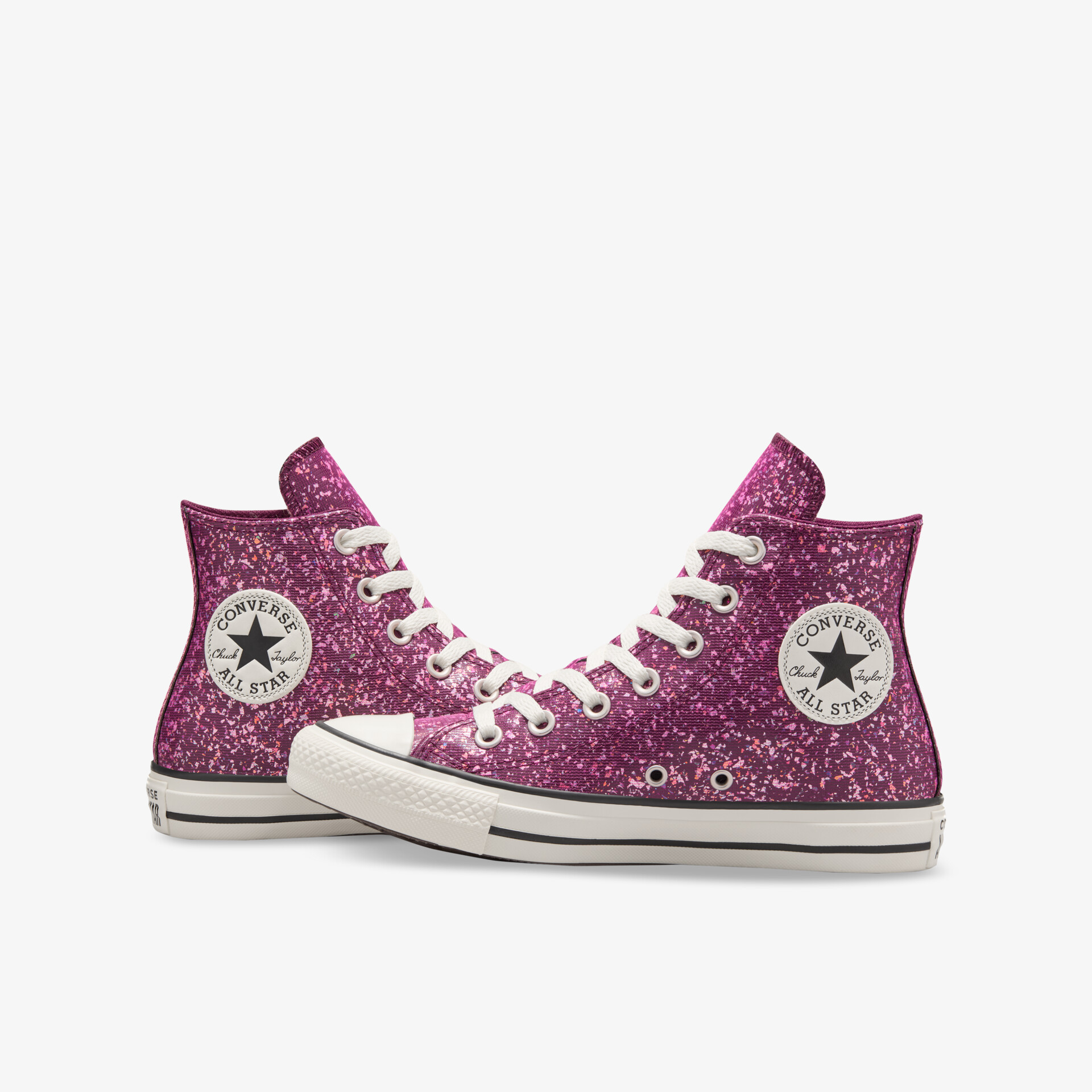 Glitzernde pinke Sneaker im Paar mit klassischem Design und hoher Passform für komfortables Tragen