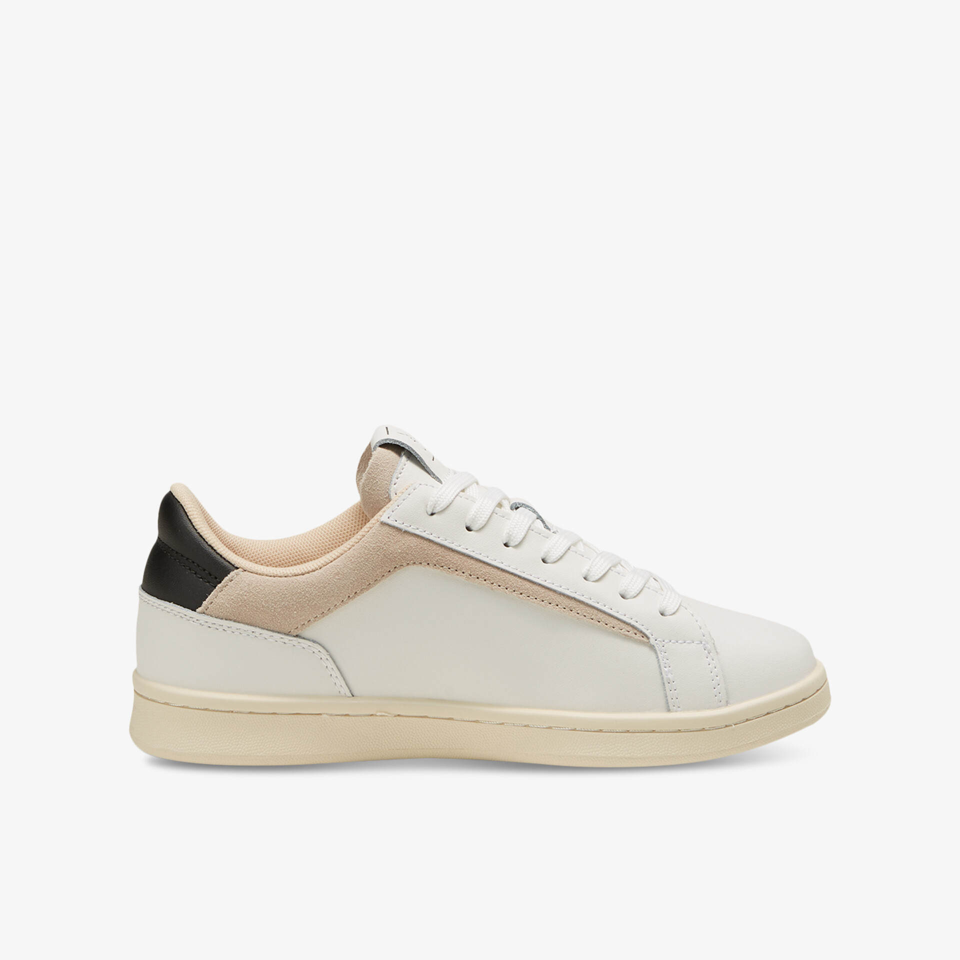 Stylischer weißer Sneaker mit schwarzem Detail, perfekt für lässige Anlässe und vielseitig kombinierbar.