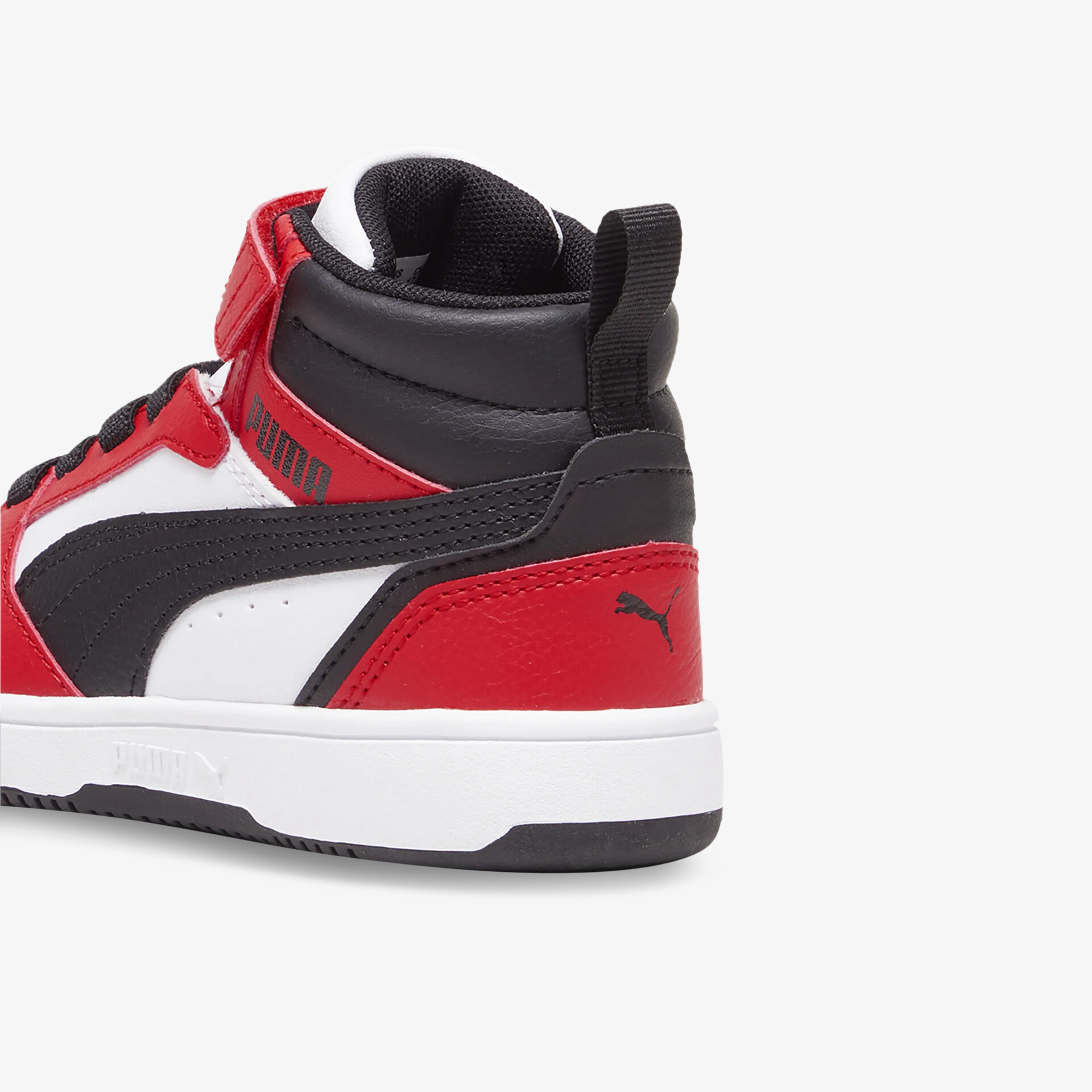 Robuster Puma Sneaker in Rot, Schwarz und Weiß mit komfortablem Sitz und modernem Design seitlich gezeigt