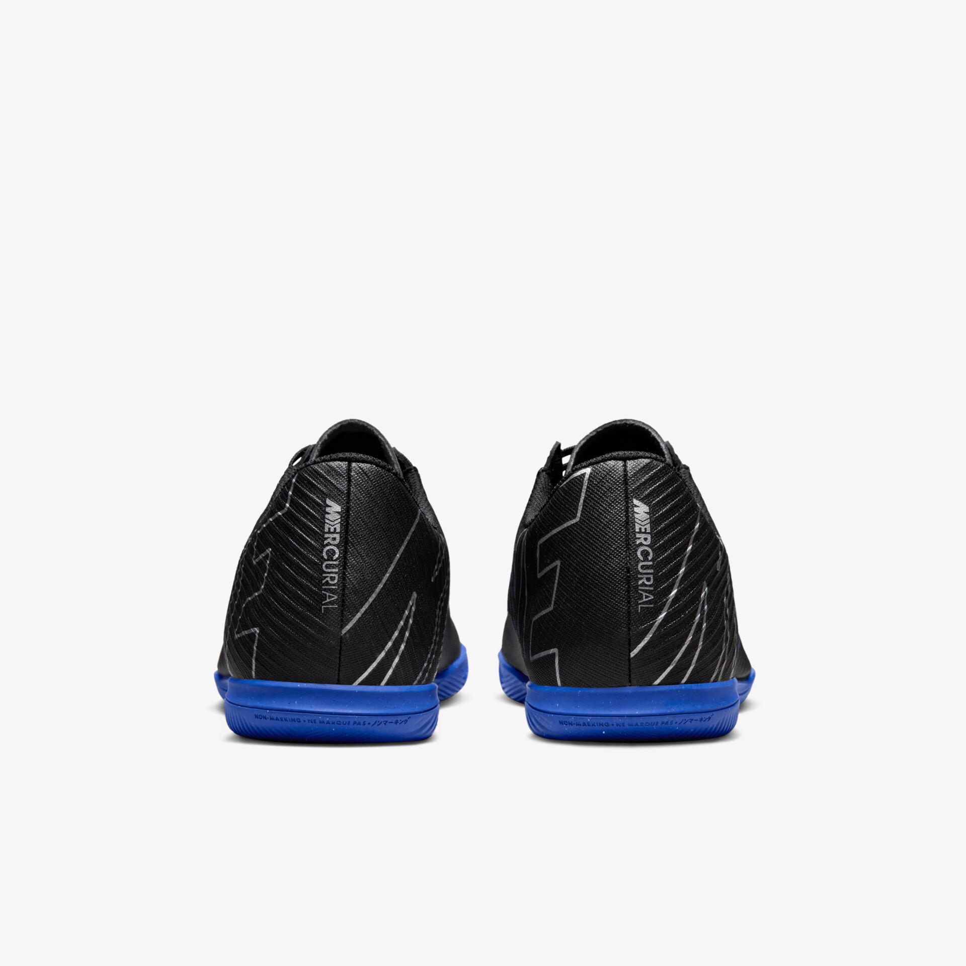 Schuhpaar mit schwarzem Obermaterial und auffälliger blauer Sohle, Rückansicht zeigt robusten Übergang