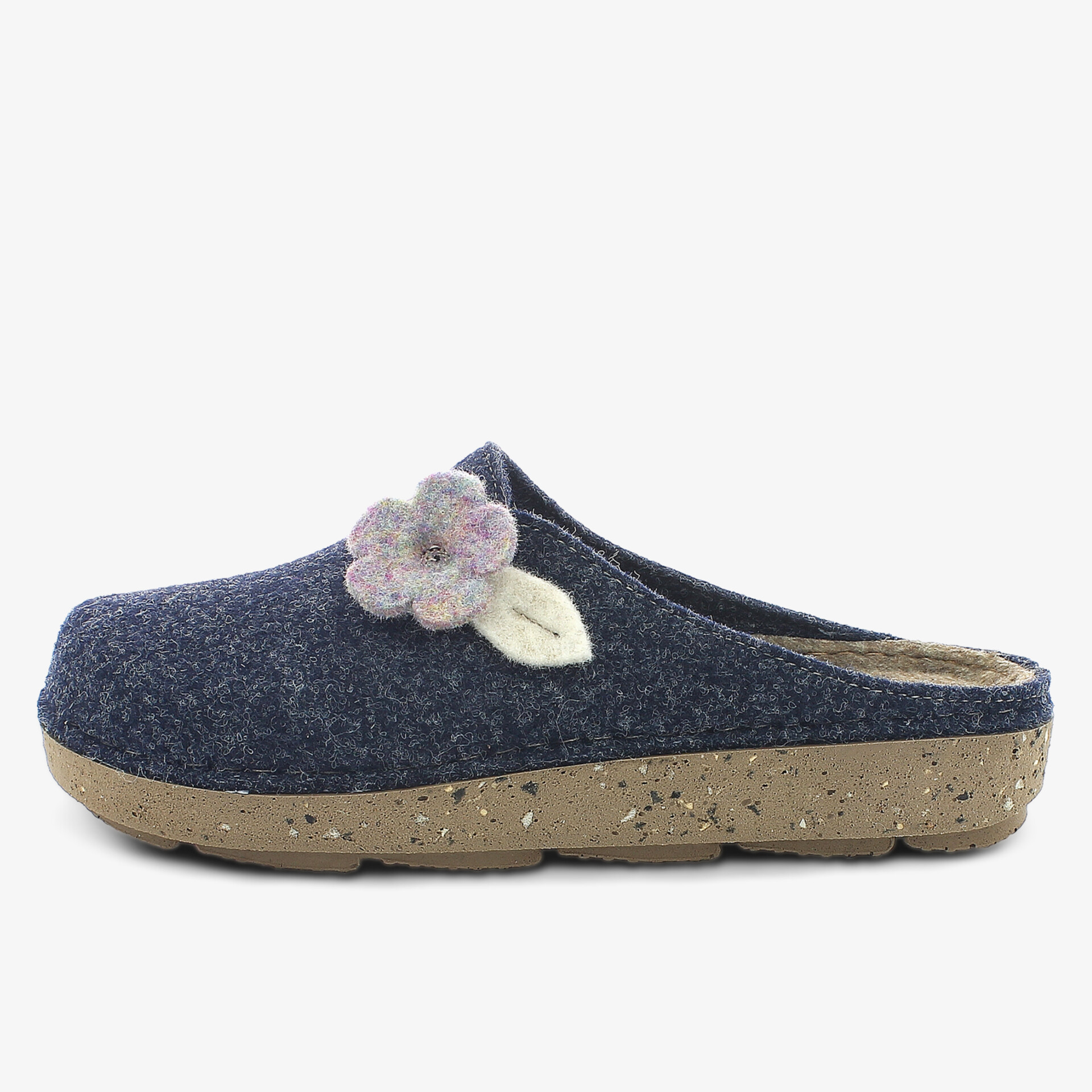 Bequeme Hausschuhe mit warmer Filzoptik, rutschfester Sohle und dekorativer Blume seitliche Ansicht