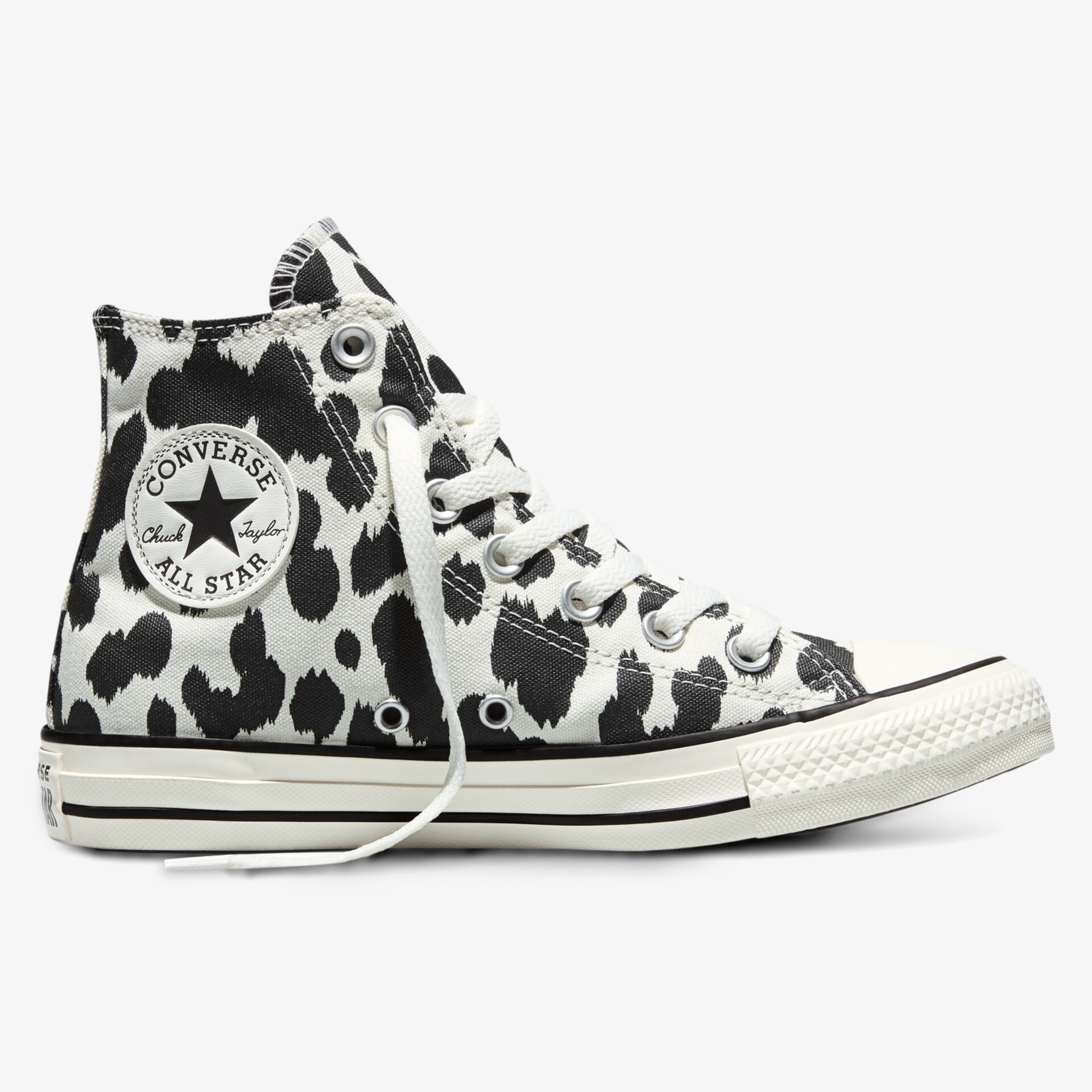 Converse hoher Sneaker mit auffälligem schwarz-weiß Muster und klassischer Gummisohle, seitliche Ansicht