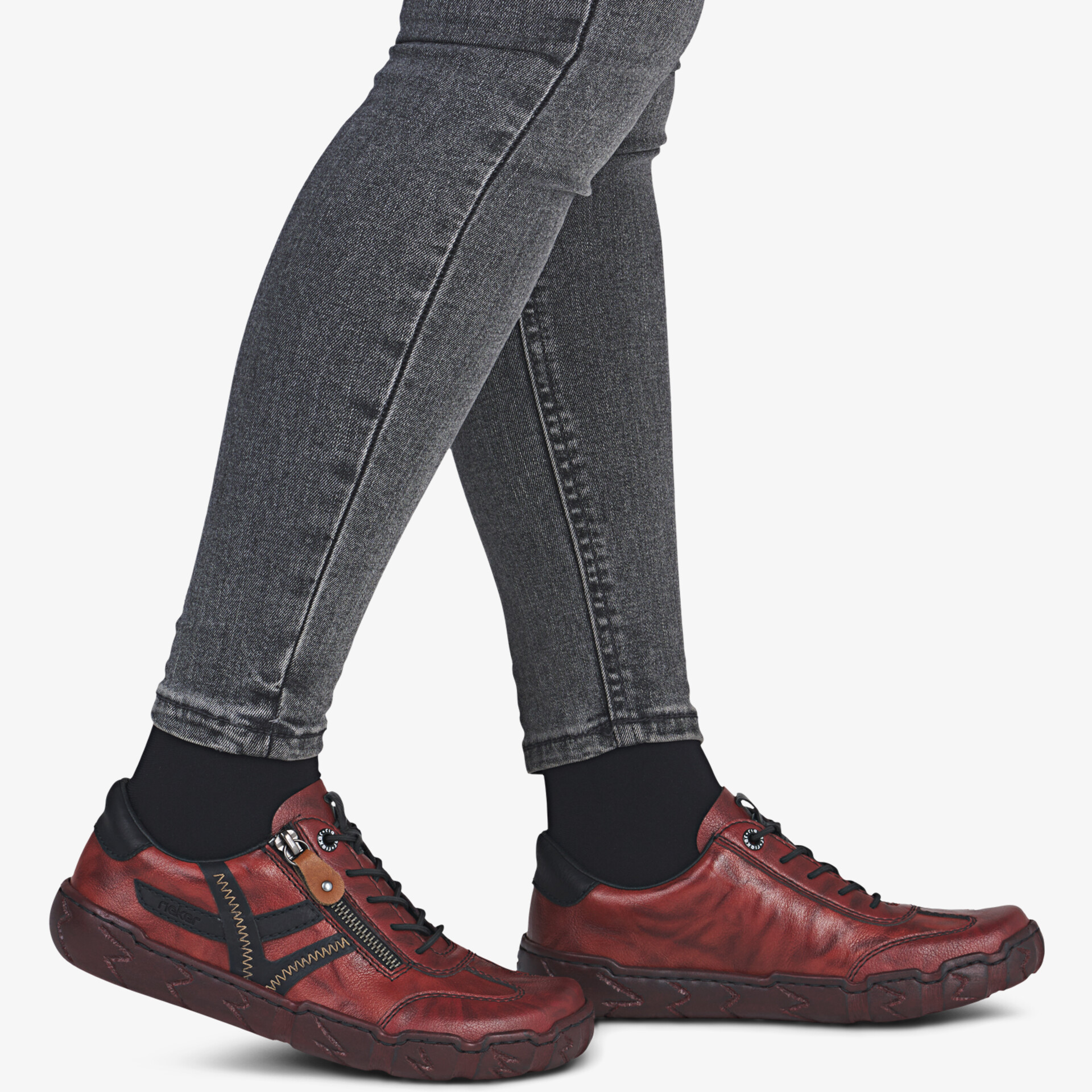 Roter Sneaker aus Leder mit bequemer Passform und rutschfester Sohle, seitliche Ansicht getragen