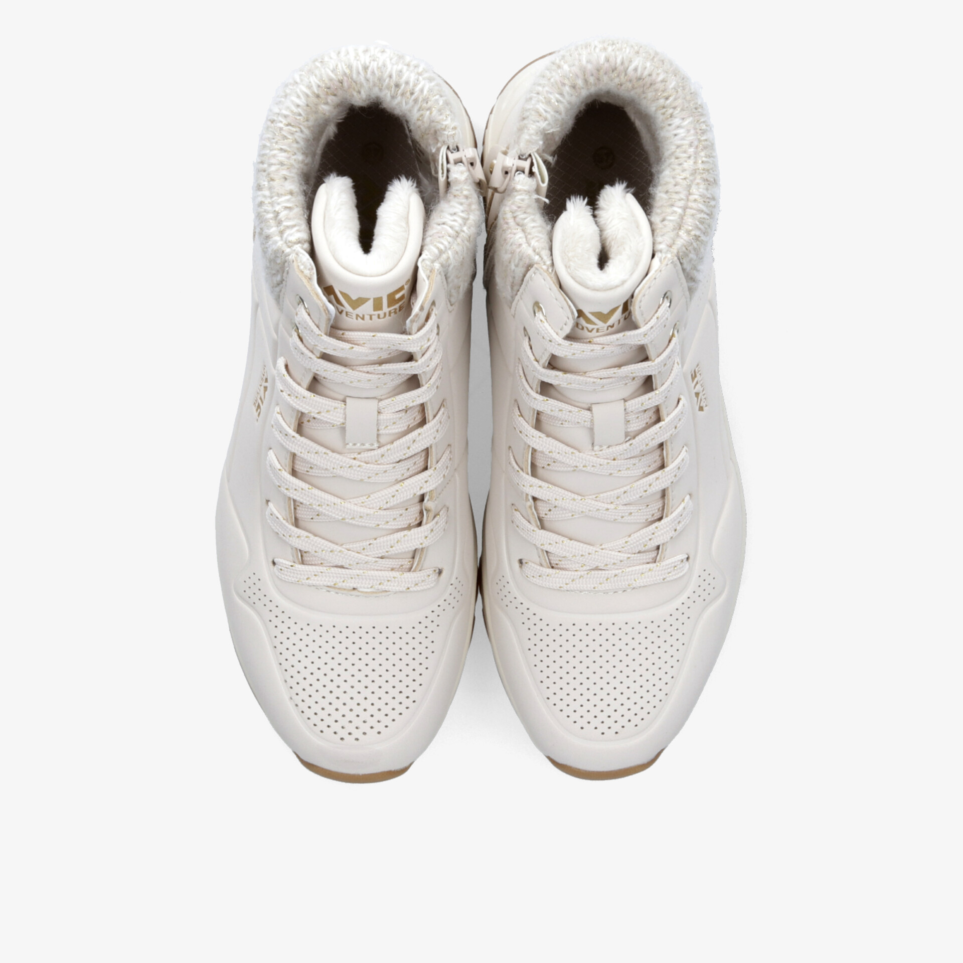 Stylische weiße Sneaker mit warmer Innenpolsterung und Schnürdetails, ideal für kühle Tage.