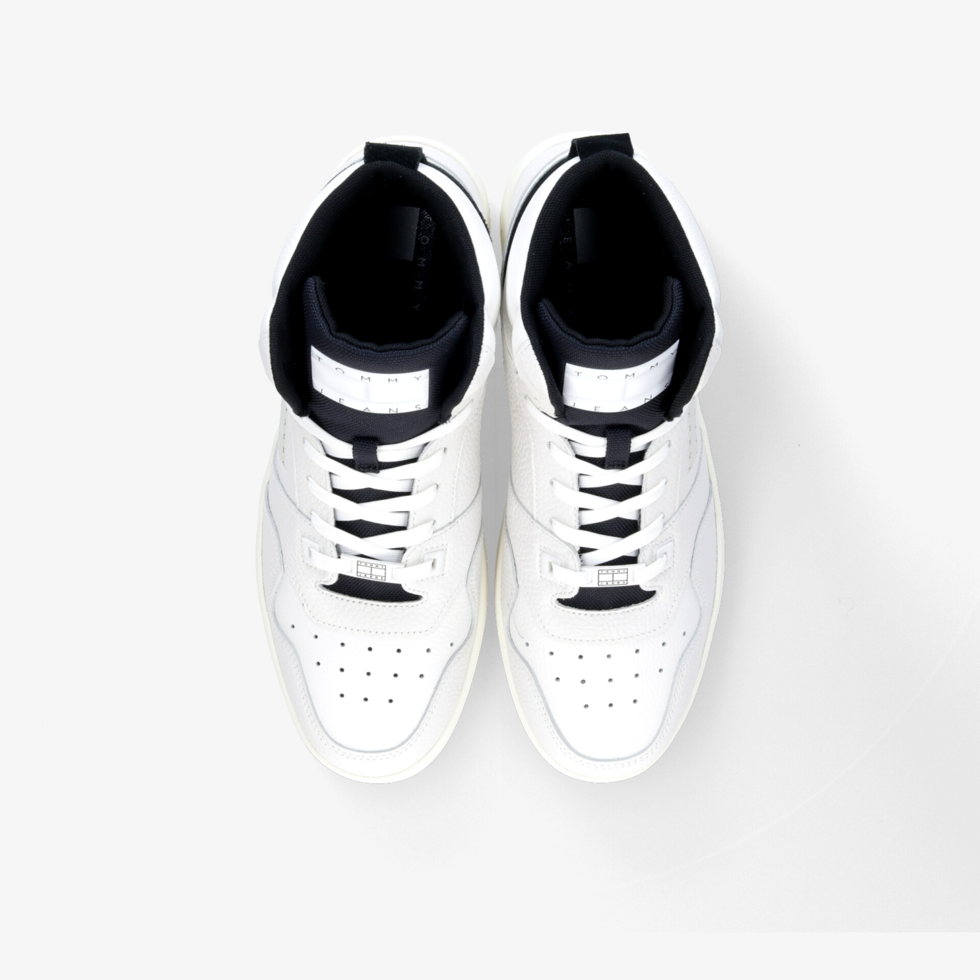 Moderne weiße Sneaker mit schwarzem Innenfutter, ideal für sportlichen und stilvollen Look.