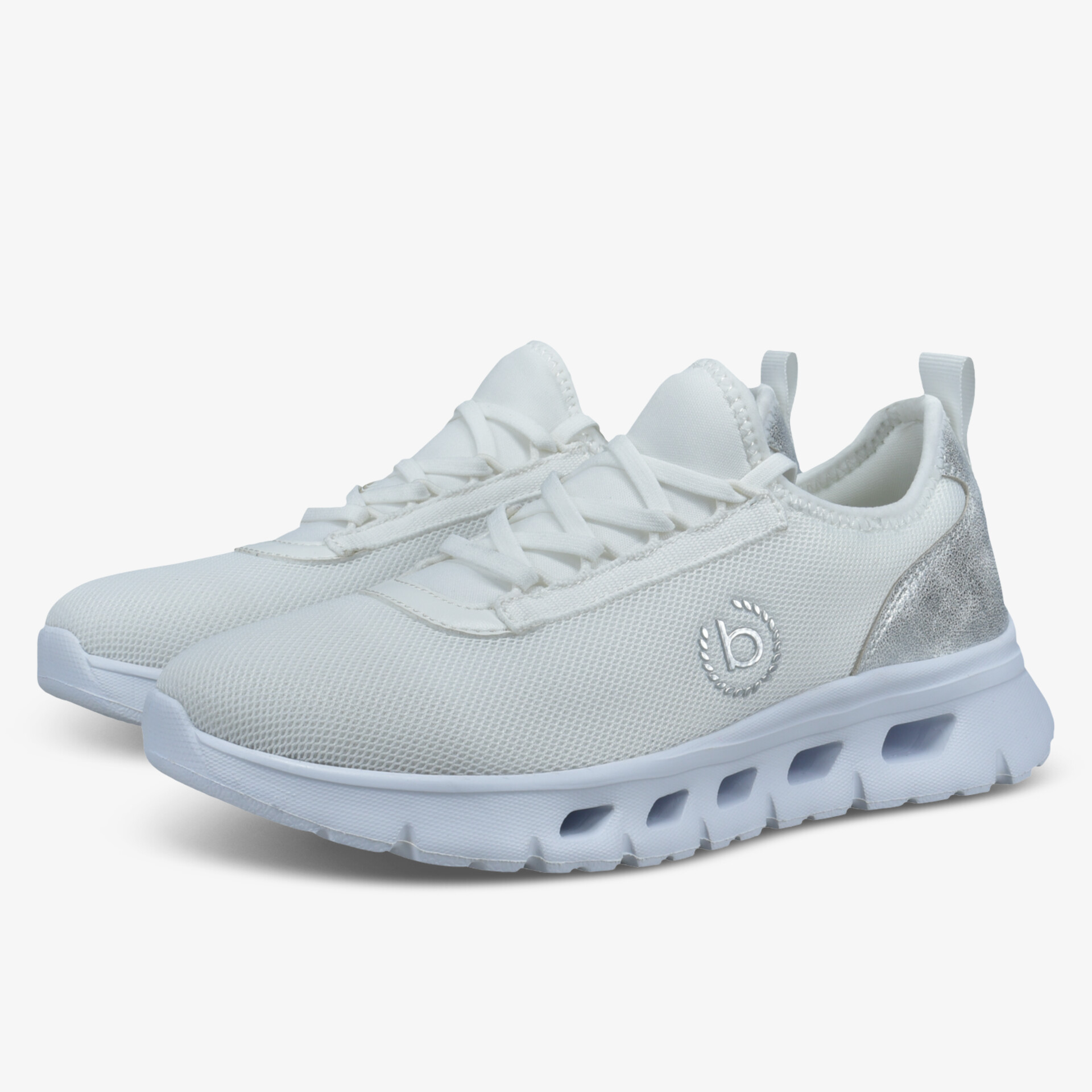 Sportliche weiße Sneakers mit atmungsaktivem Material und rutschfester Sohle.