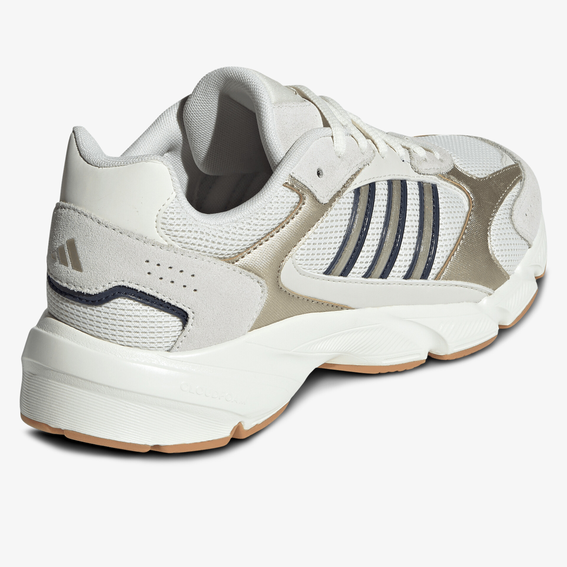 Moderner Sneaker mit atmungsaktivem Obermaterial und stabiler Sohle in seitlicher Ansicht