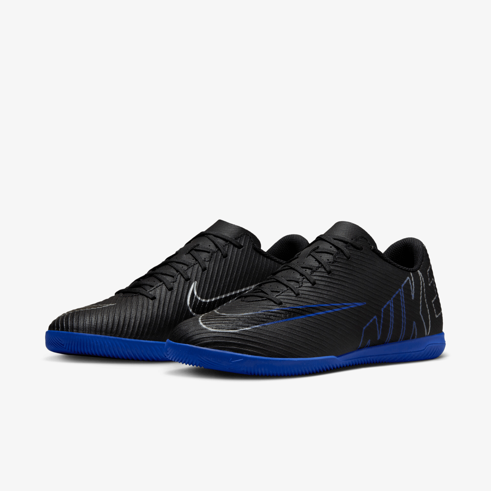 Schwarze Sportschuhe mit blauem sole, leicht, atmungsaktiv und rutschfest für optimalen tragekomfort