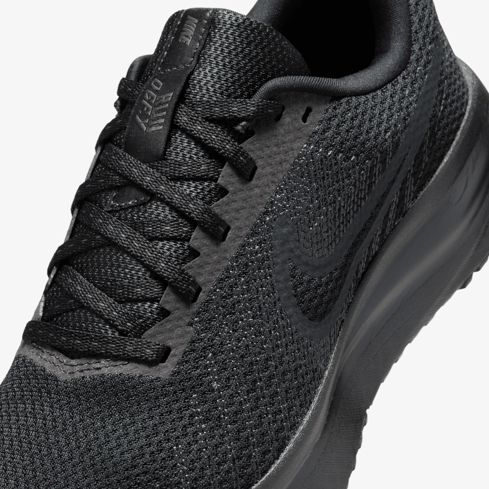 Detailaufnahme eines schwarzen Sneakers mit atmungsaktivem Mesh-Material und komfortabler Schnürung