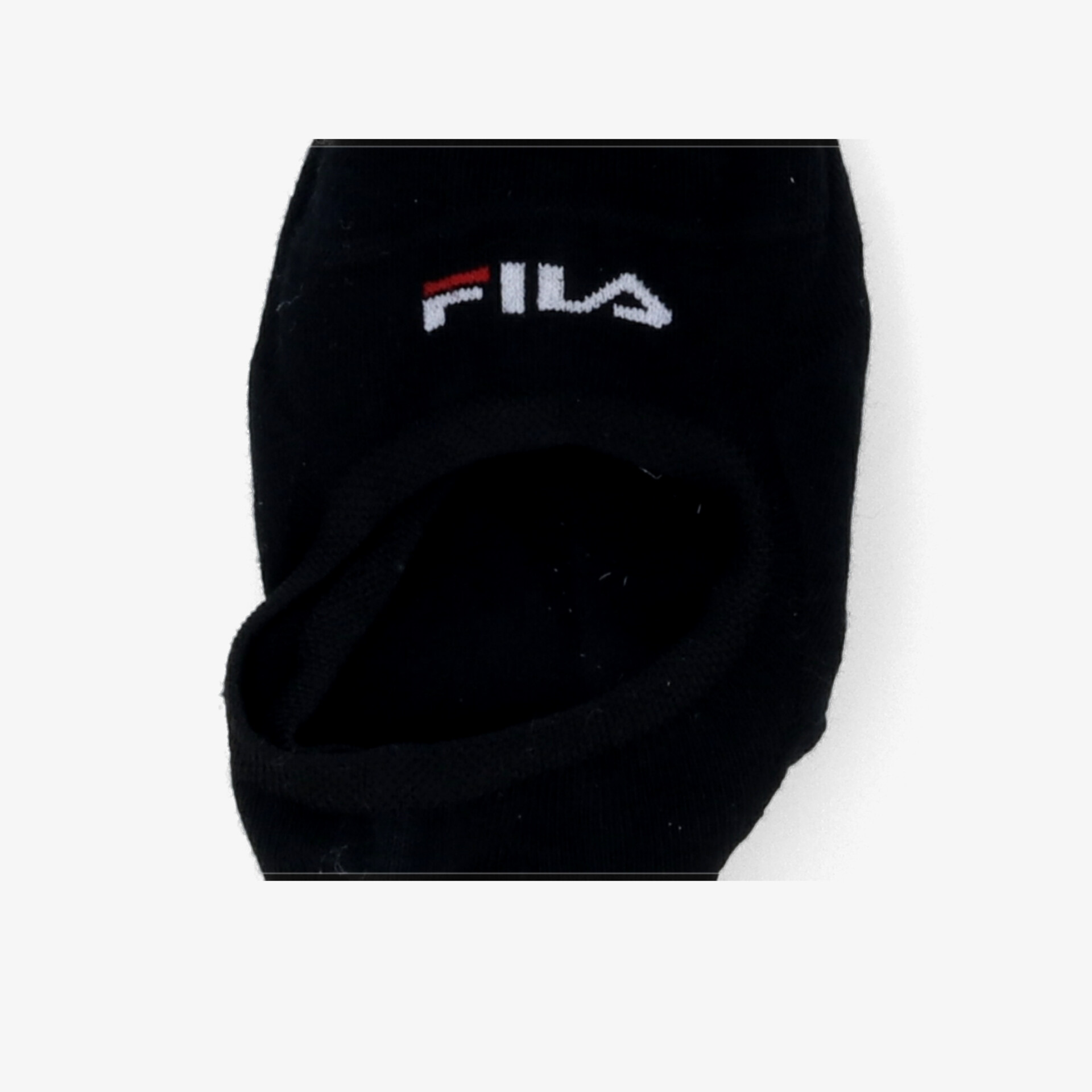 Detailaufnahme schwarze FILA Socke mit klar sichtbarem Logo, bequem und elastisch für sportlichen Komfort