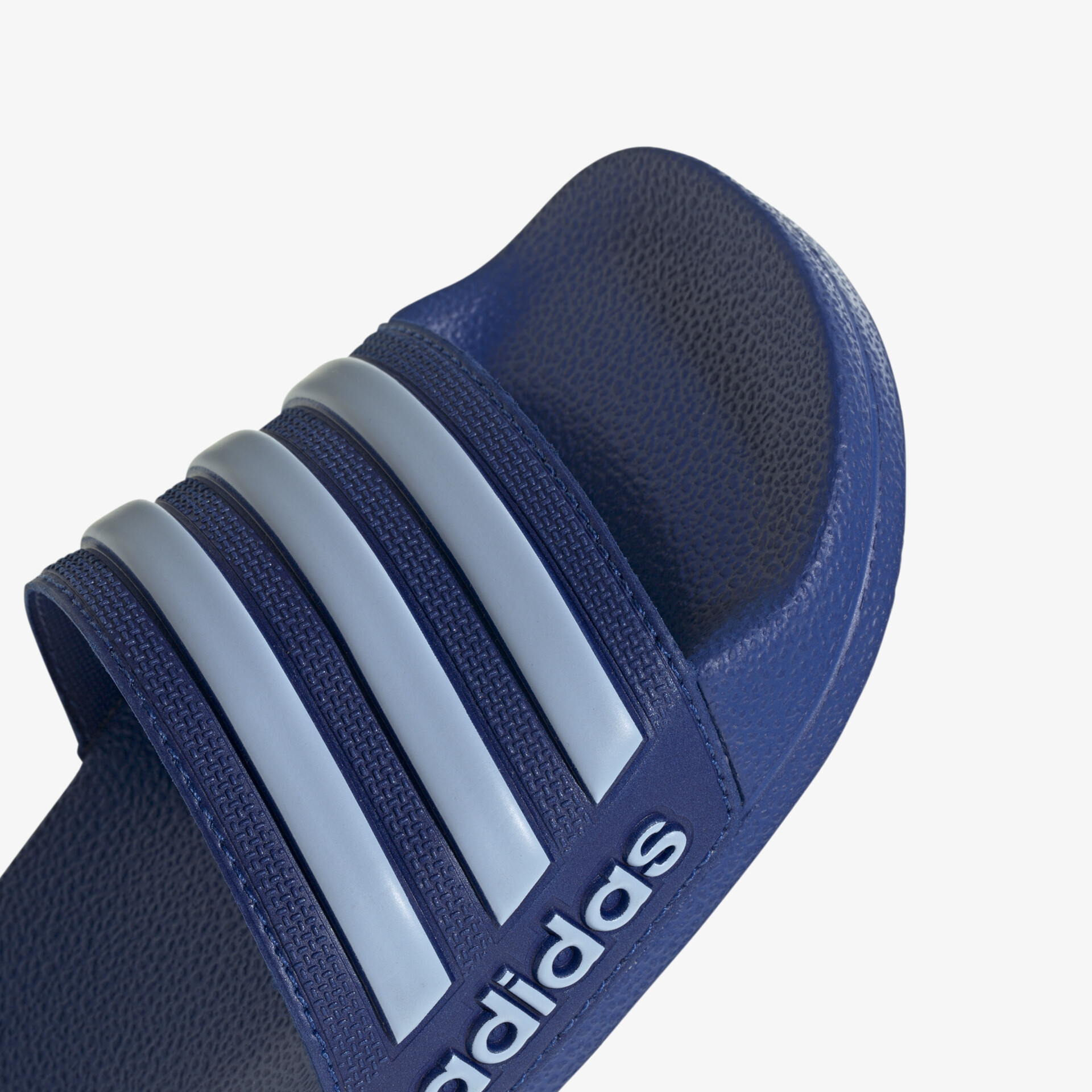 Sportliche blaue Adidas Badesandale mit bequemem Fußbett und rutschfester Sohle für hohen Tragekomfort