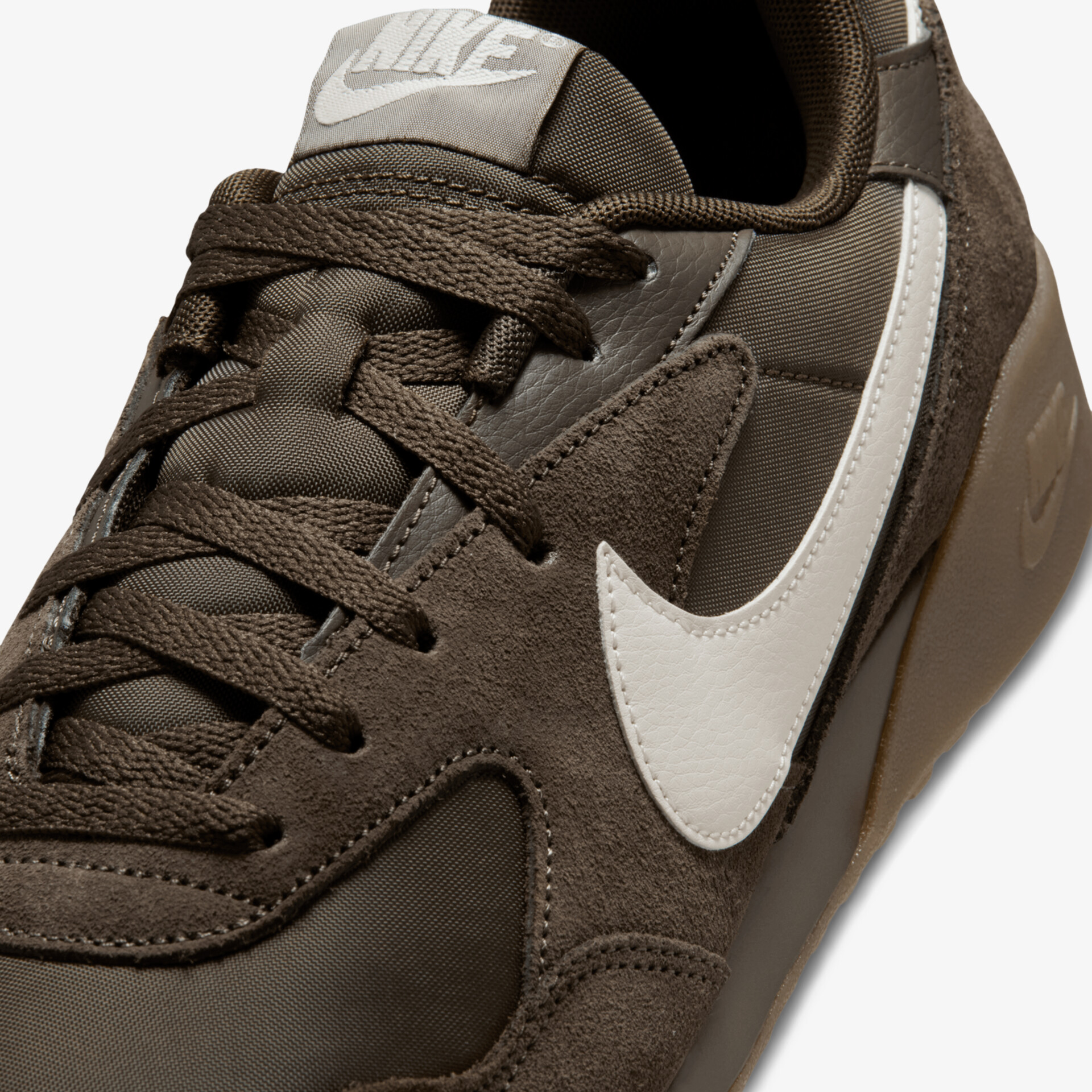 Moderner Sneaker mit hochwertigem Materialmix und optimalem Tragekomfort.