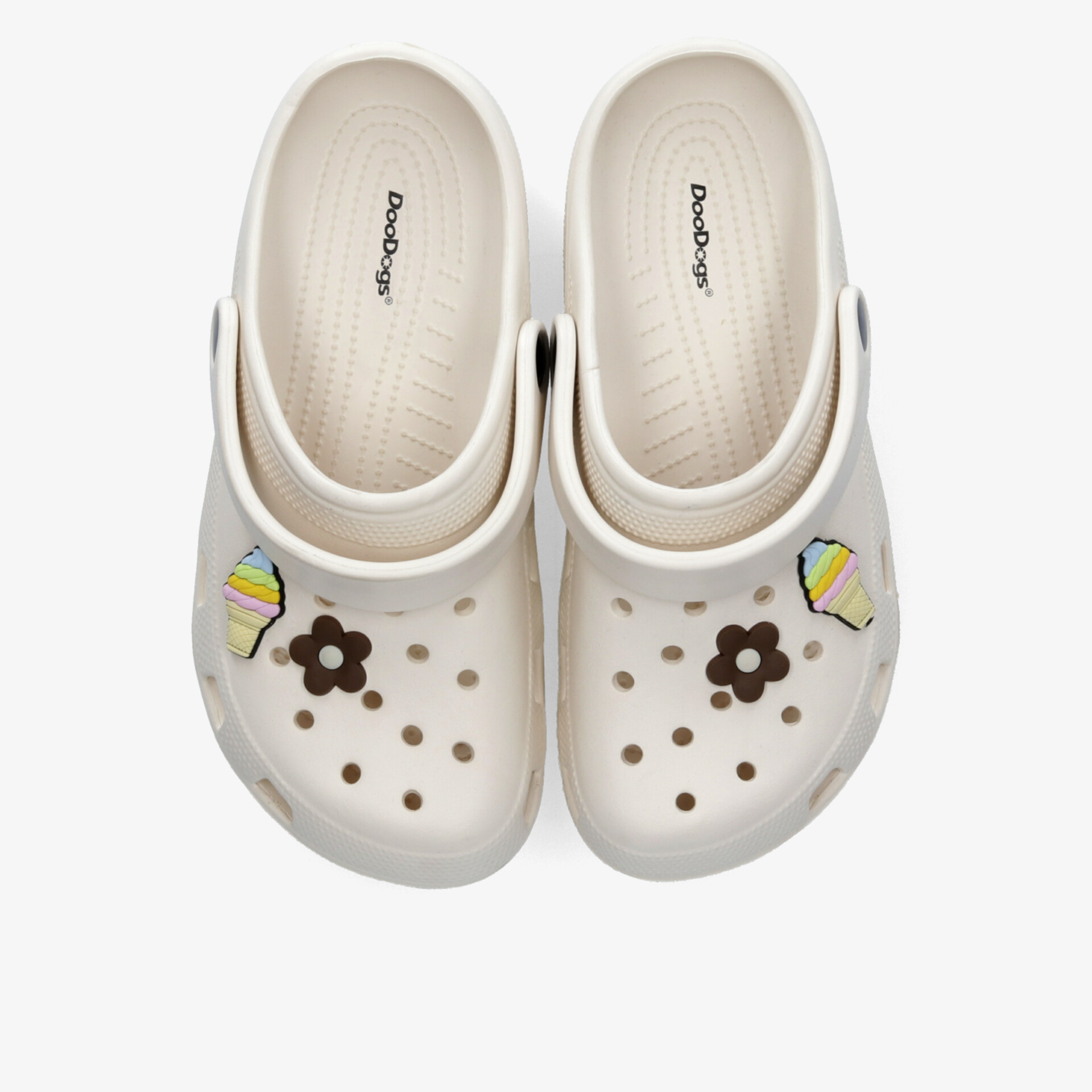 Komfortable weiße Clogs mit dekorativen Pins und perforiertem Design, ideal für Freizeit und Alltag.