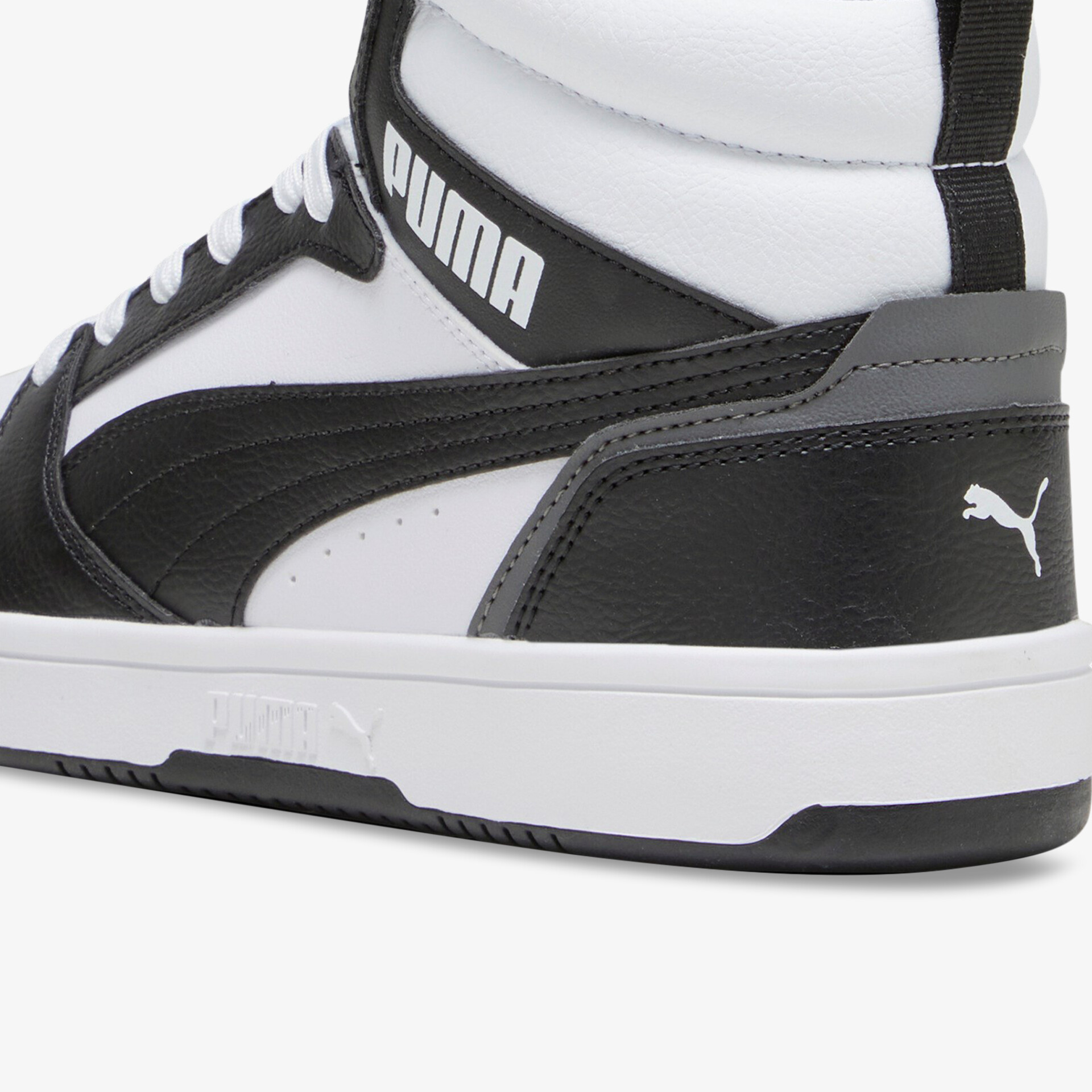 Schwarz-weißer Sneaker mit hoher Passform und markantem Markenlogo. Bequem und trendig für den Alltag.