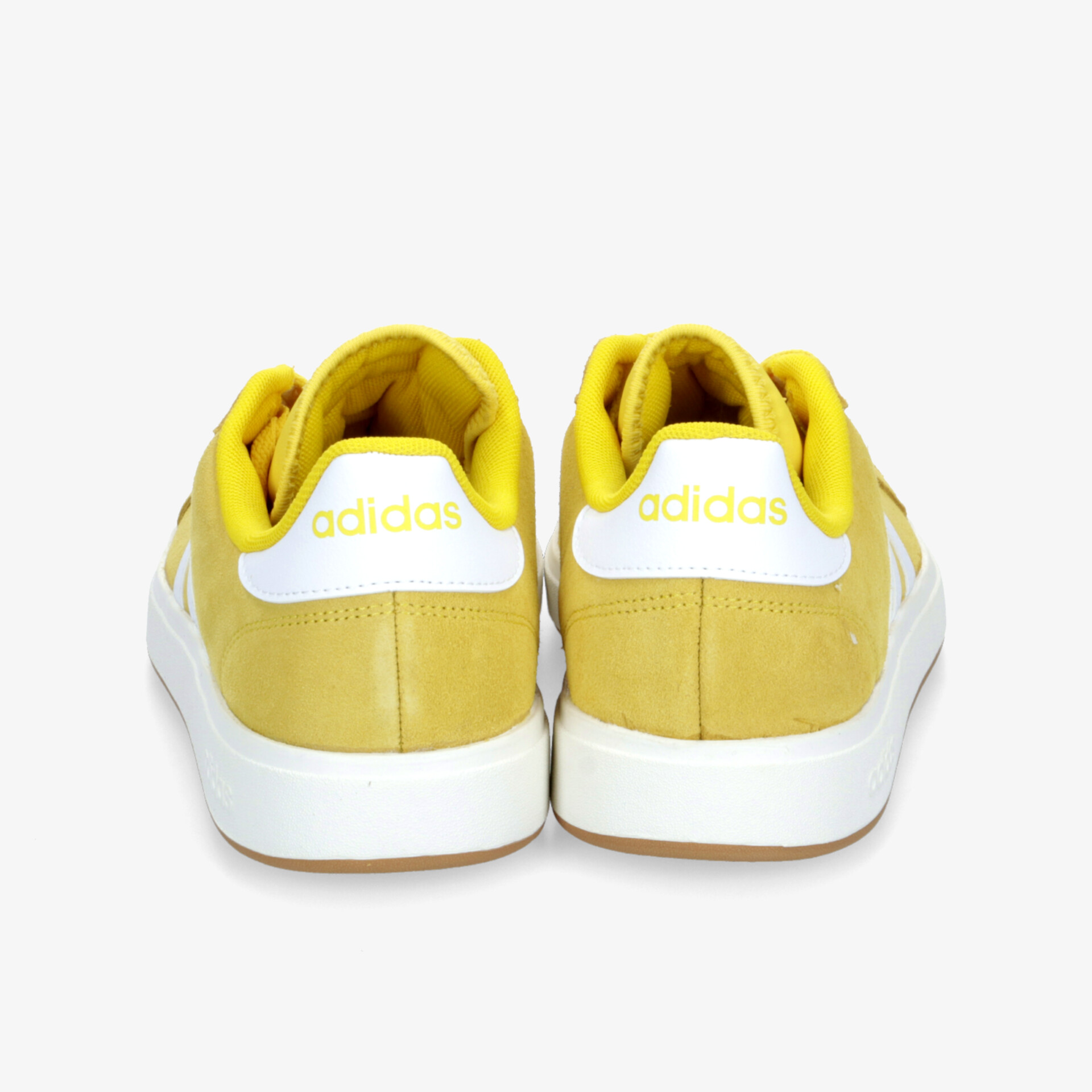 Gelb-weiße Adidas Sneaker Rückansicht mit gepolstertem Komfort und sportlich modernem Design