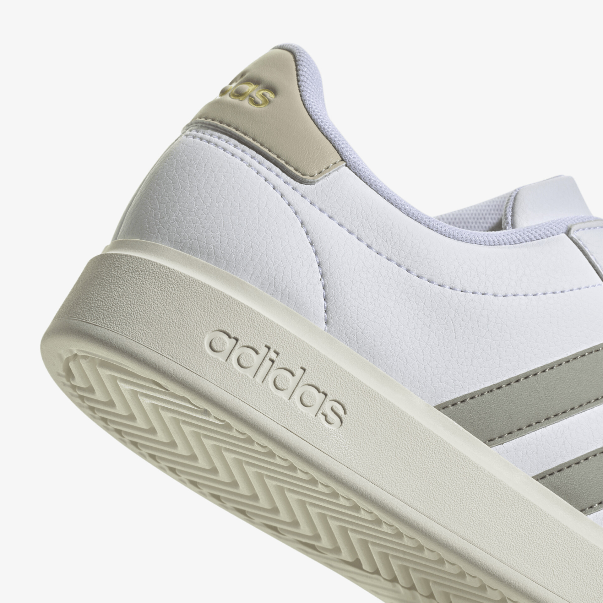 Moderner adidas Sneaker mit strapazierfähiger Sohle und stilvollen Streifen für optimalen Komfort.