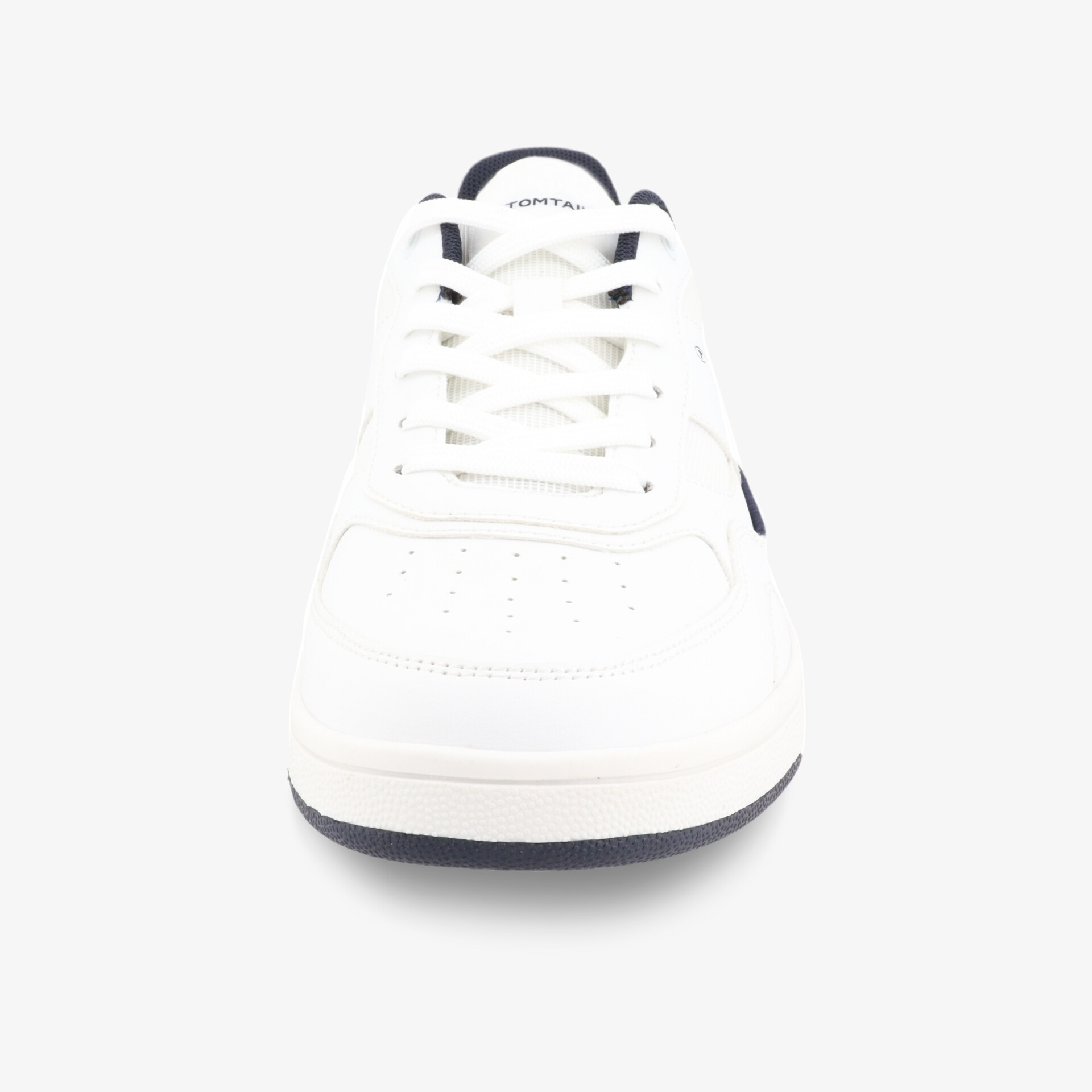 Schlichter weißer Sneaker von vorne mit klarer Linie und robustem, sportlichem Design