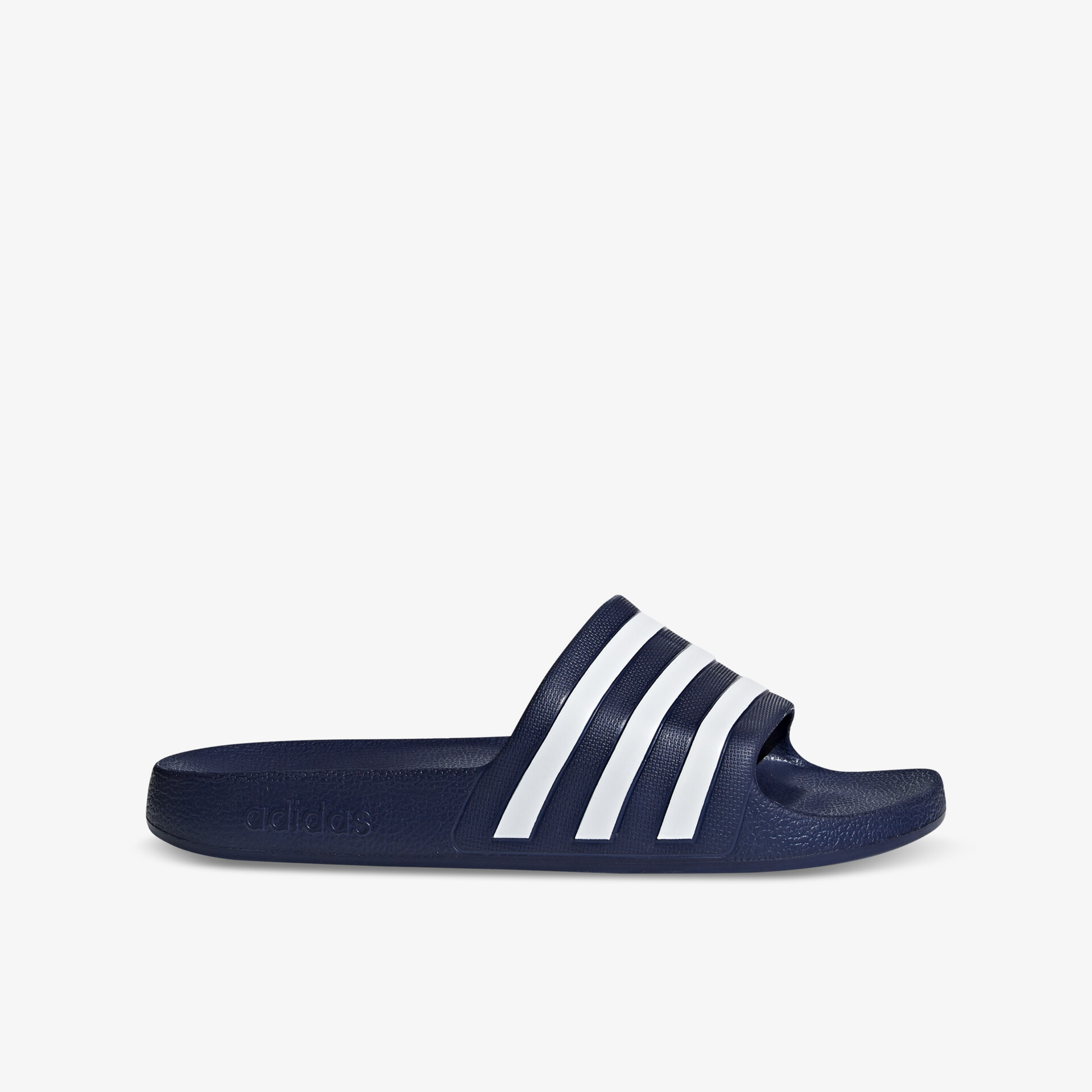 Blaue Badelatschen mit drei weißen Streifen, ideal für Freizeit und Sport, bieten bequemen Tragekomfort.