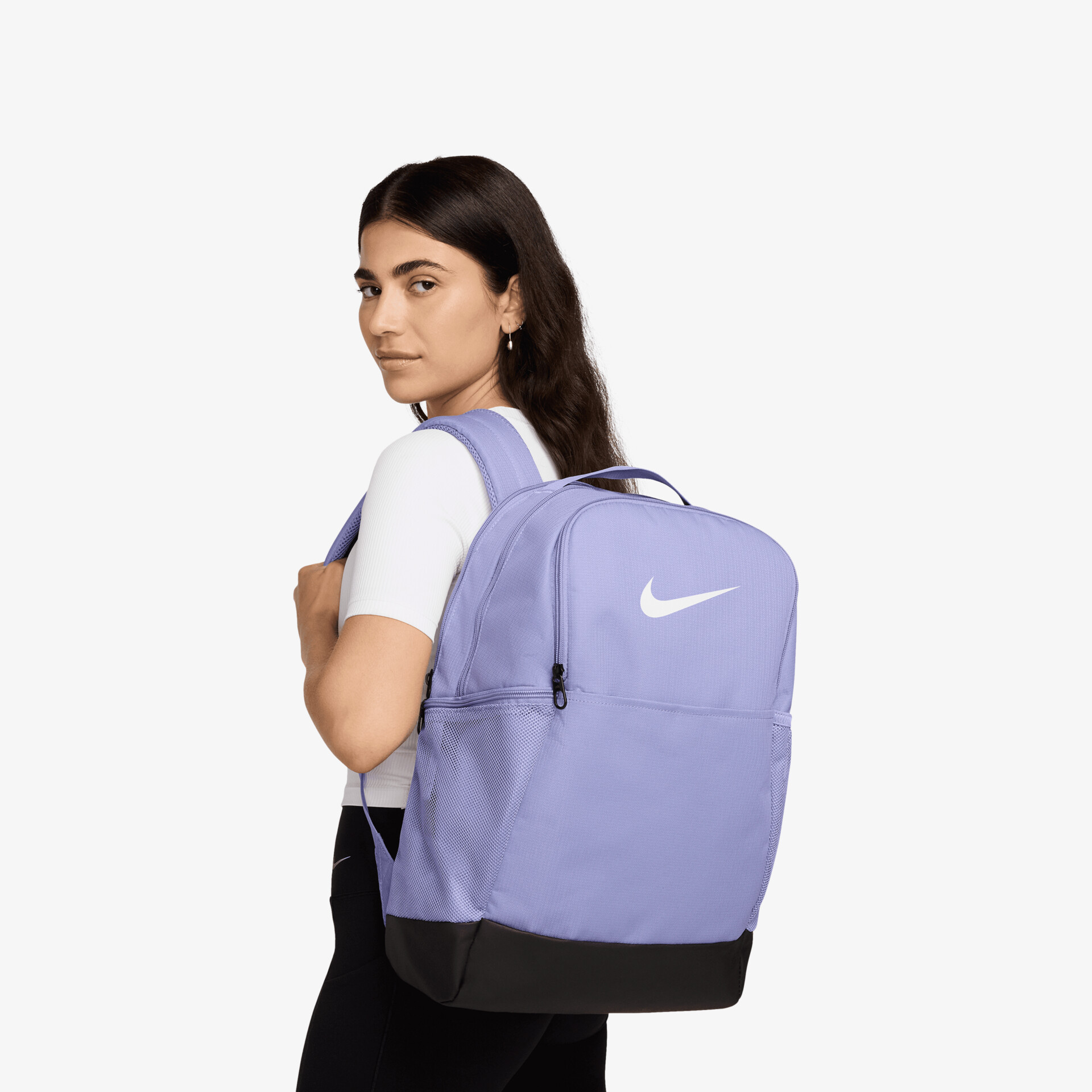 Lila Nike Rucksack mit großem Stauraum und bequemem Tragekomfort, seitlich am Körper getragen