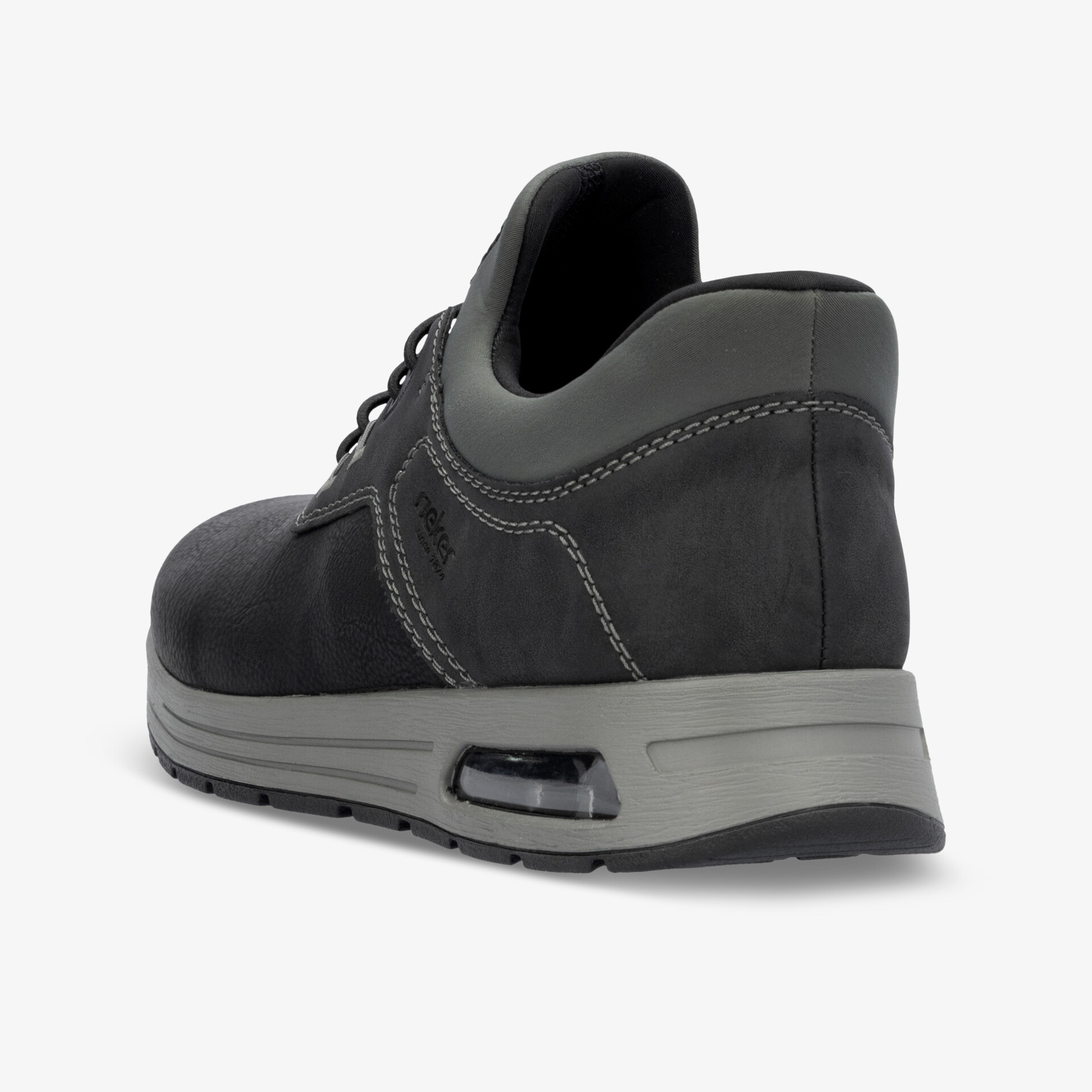 schwarzer Schuh mit grauer Sohle und gepolstertem Knöchelbereich aus seitlicher Perspektive