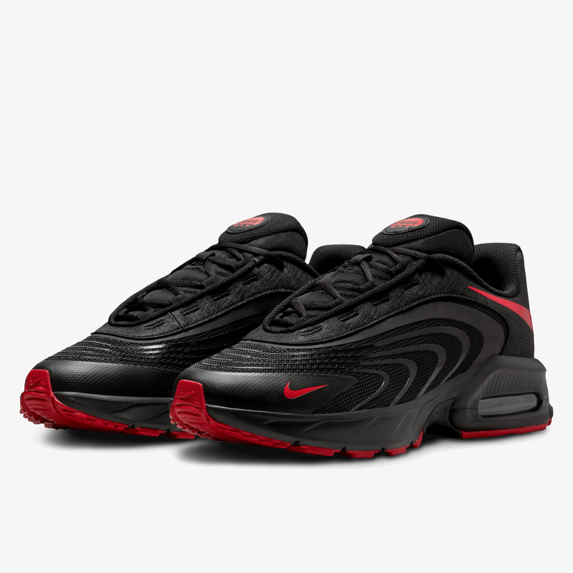 Schwarze Sportschuhe mit rotem Akzent und auffälligem wellenförmigen Muster, bequem und stylisch