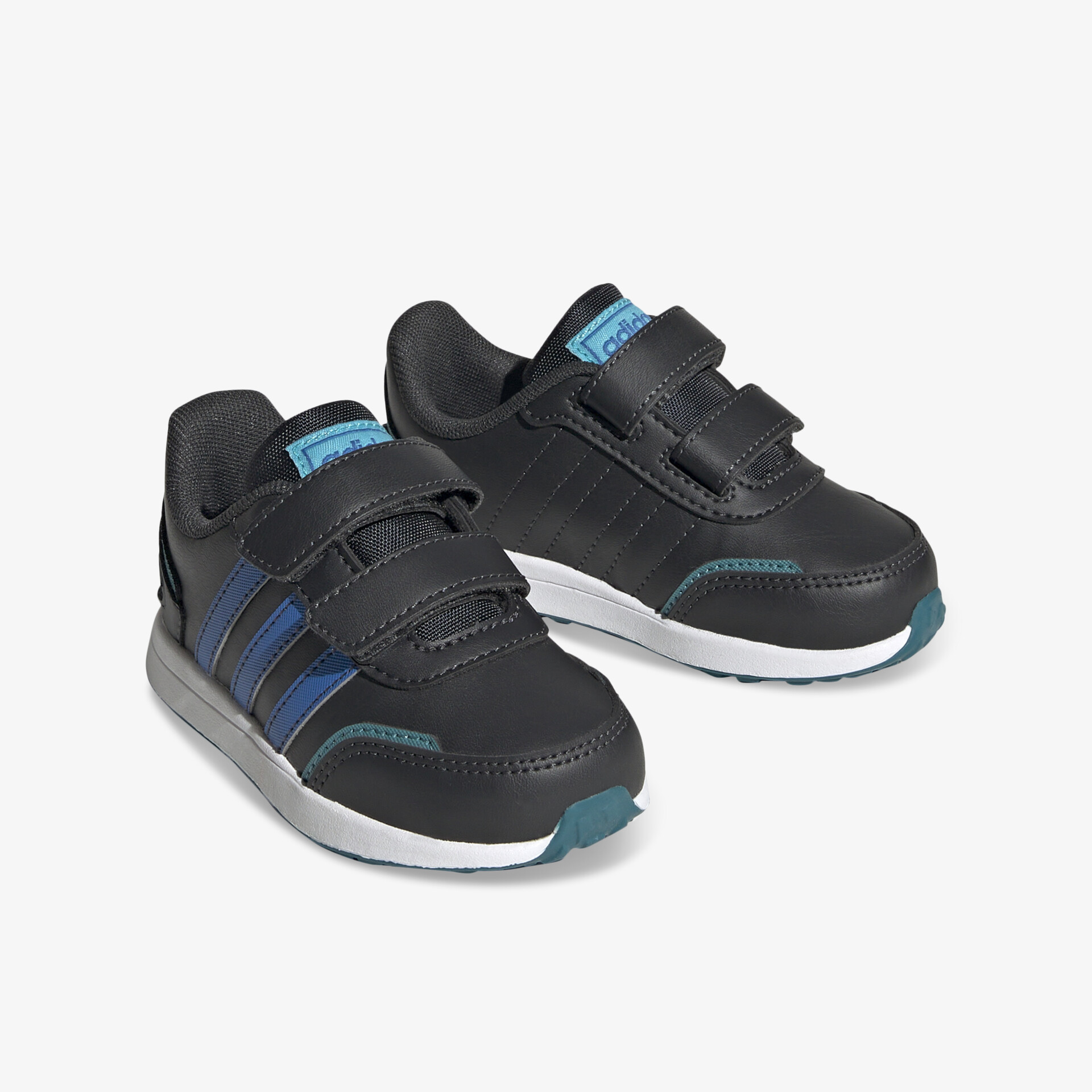 Bequemes Paar Sportschuhe in Schwarz mit blauen Akzenten, leicht und rutschfest mit praktischem Klettverschluss